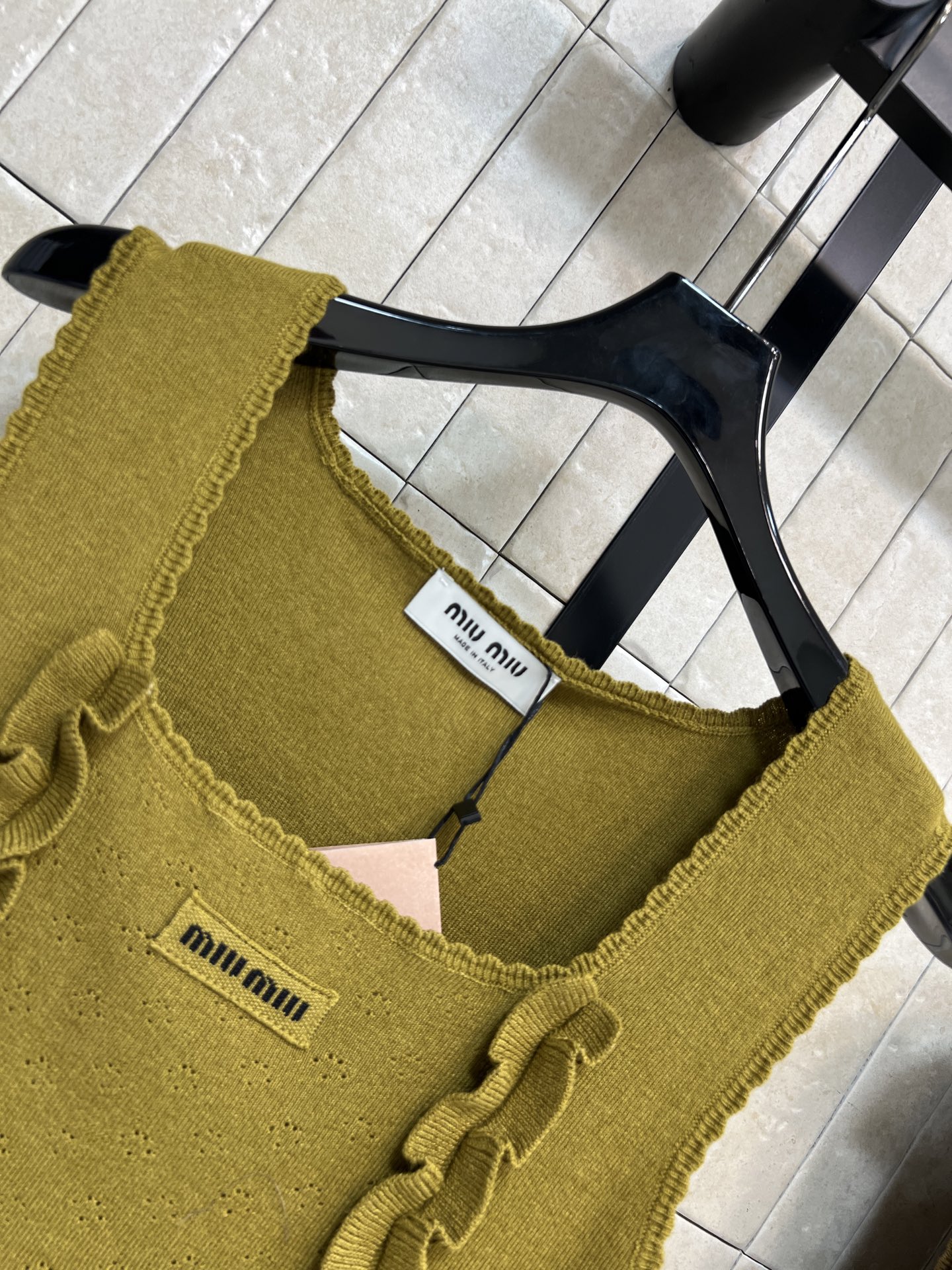 MIU家 26春夏新款 木耳边针织背心 羊毛针织材质 柔软又透气 春夏穿超舒服 木耳边设计超有层次感 百