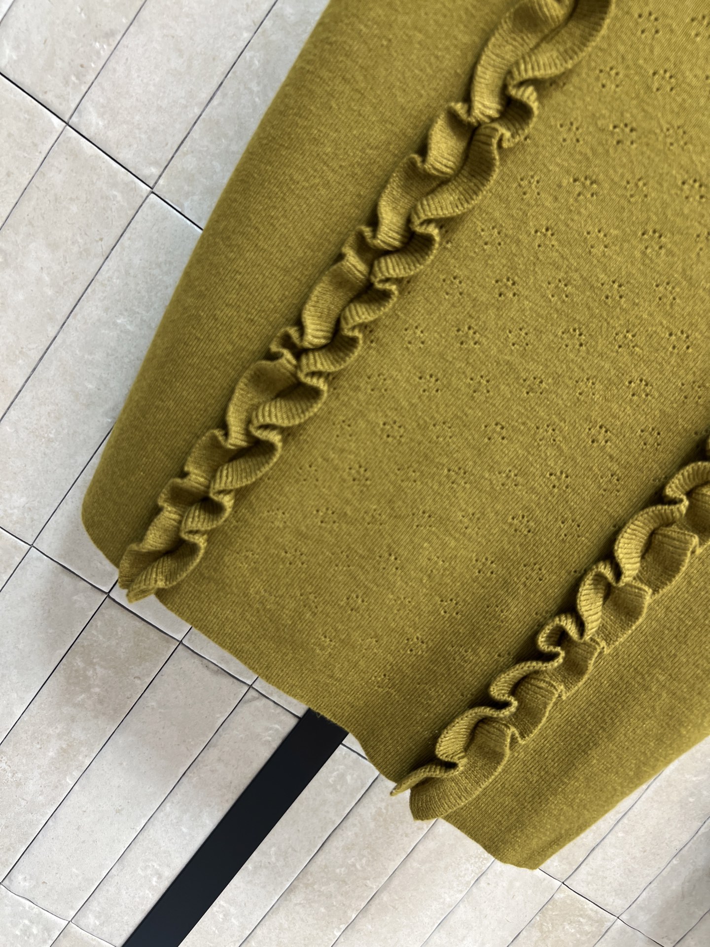 MIU家 26春夏新款 木耳边针织背心 羊毛针织材质 柔软又透气 春夏穿超舒服 木耳边设计超有层次感 百