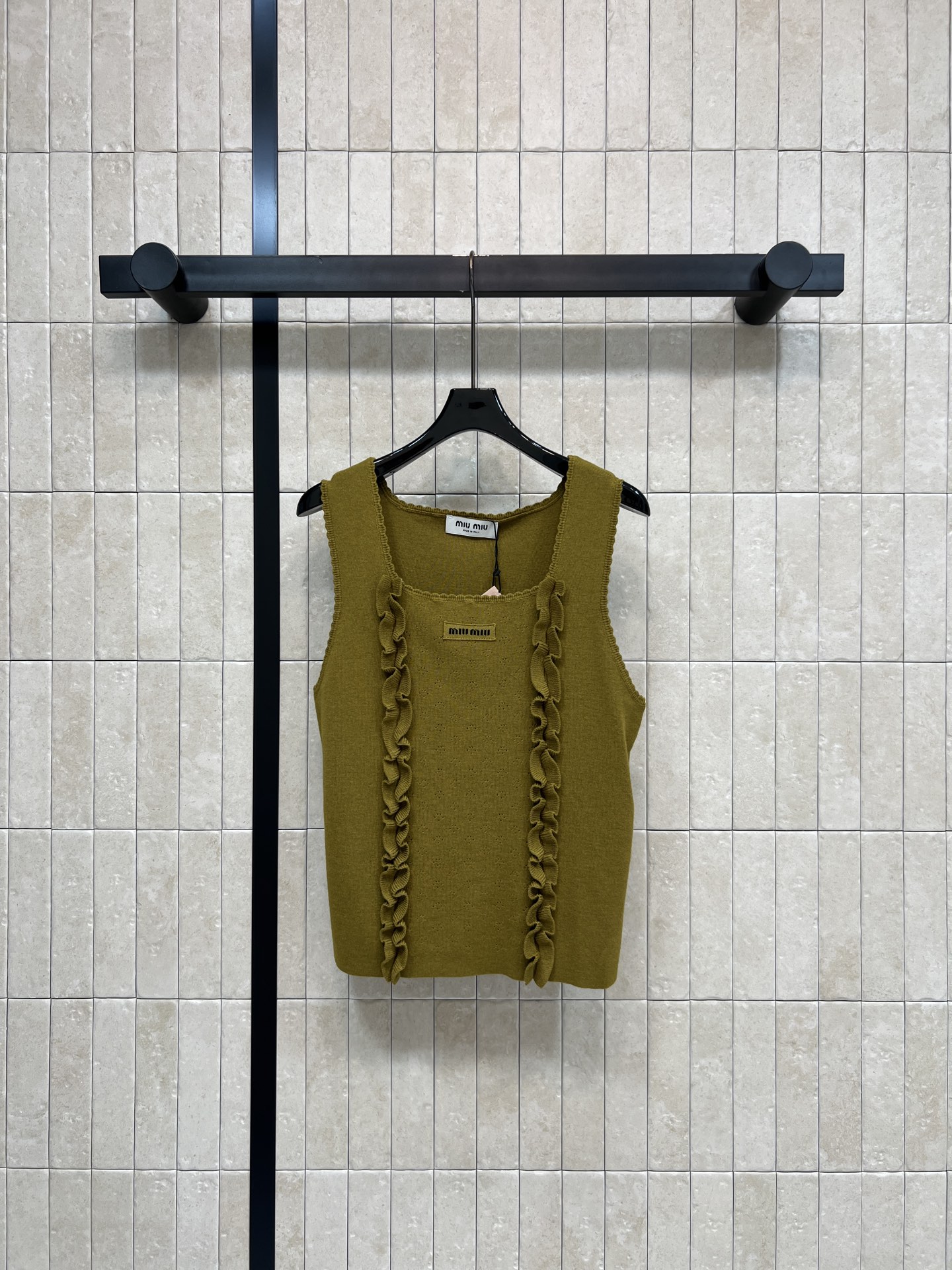 MIU家 26春夏新款 木耳边针织背心 羊毛针织材质 柔软又透气 春夏穿超舒服 木耳边设计超有层次感 百