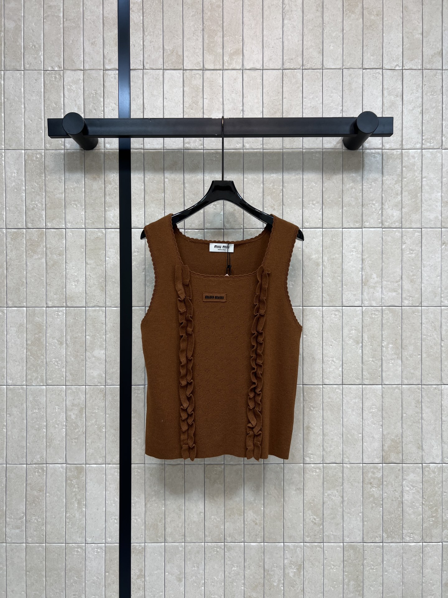 MIU家 26春夏新款 木耳边针织背心 羊毛针织材质 柔软又透气 春夏穿超舒服 木耳边设计超有层次感 百