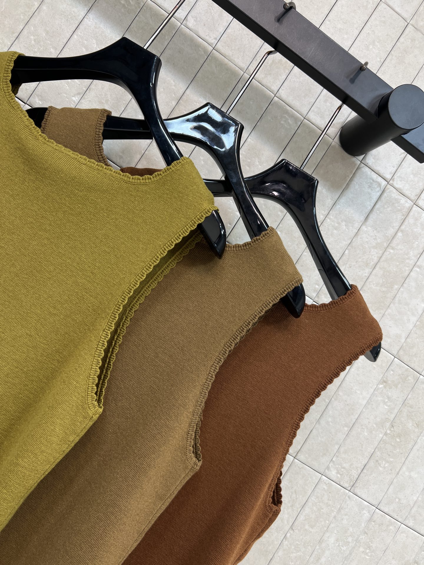 MIU家 26春夏新款 木耳边针织背心 羊毛针织材质 柔软又透气 春夏穿超舒服 木耳边设计超有层次感 百