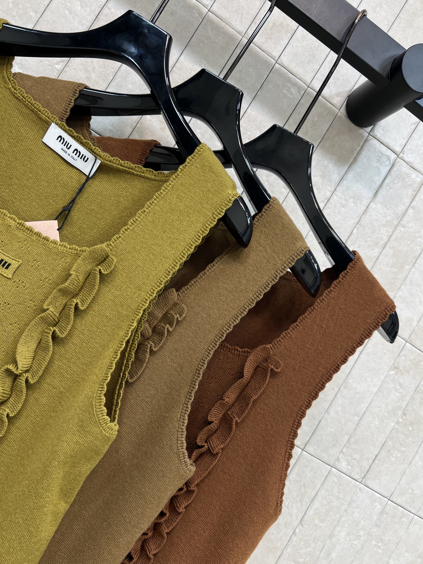 MIU家 26春夏新款 木耳边针织背心 羊毛针织材质 柔软又透气 春夏穿超舒服 木耳边设计超有层次感 百