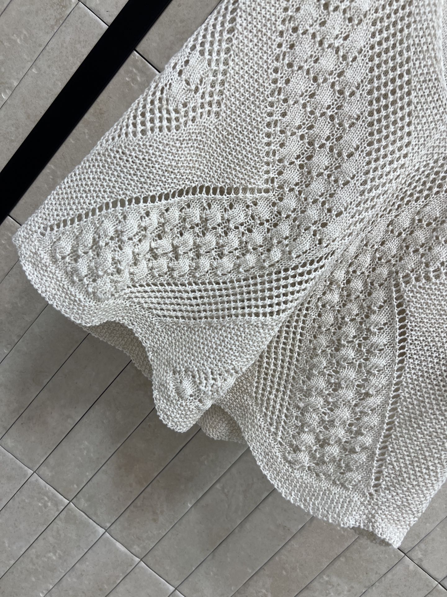 D家 26春夏新款 针织V领无袖背心 菱形镂空+立体提花纹理 设计感满满 面料透气又舒适 V领修饰颈部线