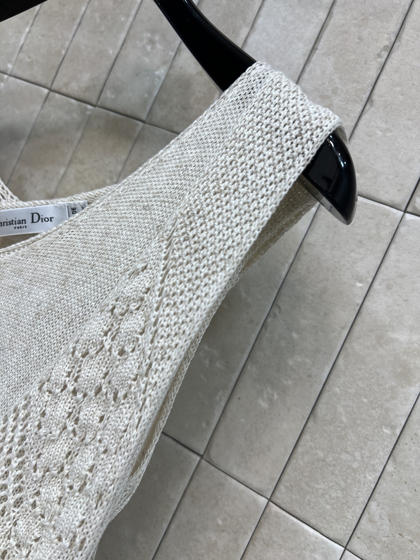 D家 26春夏新款 针织V领无袖背心 菱形镂空+立体提花纹理 设计感满满 面料透气又舒适 V领修饰颈部线