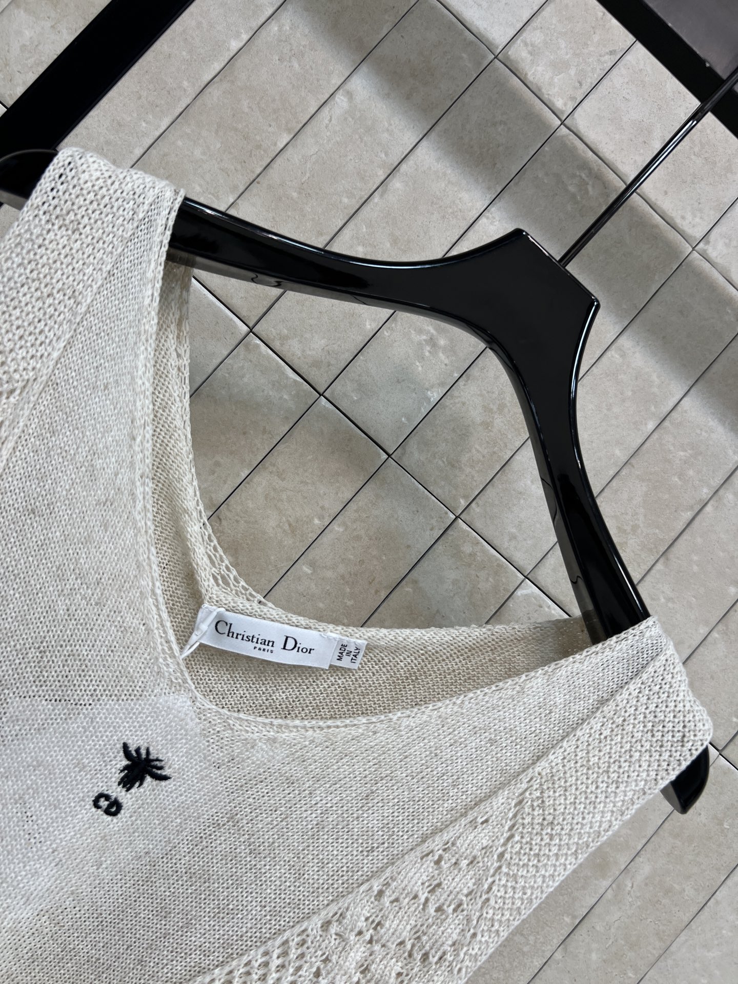 D家 26春夏新款 针织V领无袖背心 菱形镂空+立体提花纹理 设计感满满 面料透气又舒适 V领修饰颈部线