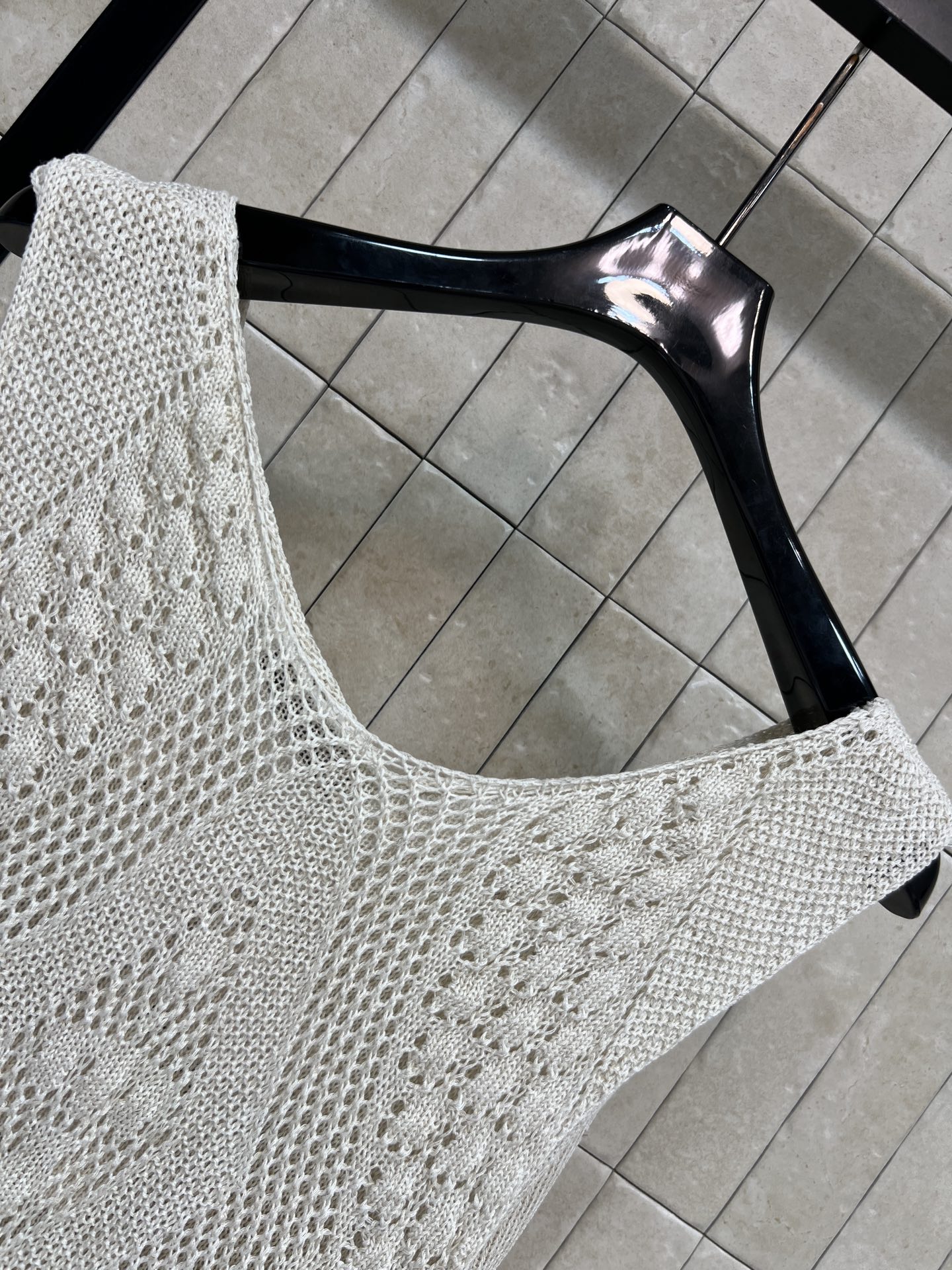 D家 26春夏新款 针织V领无袖背心 菱形镂空+立体提花纹理 设计感满满 面料透气又舒适 V领修饰颈部线