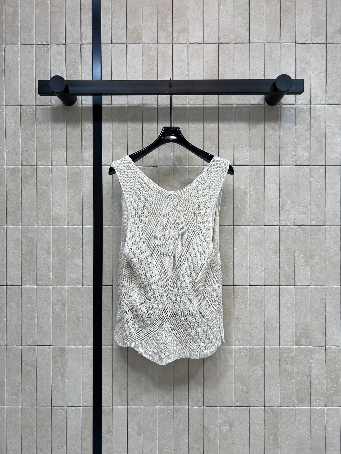 D家 26春夏新款 针织V领无袖背心 菱形镂空+立体提花纹理 设计感满满 面料透气又舒适 V领修饰颈部线