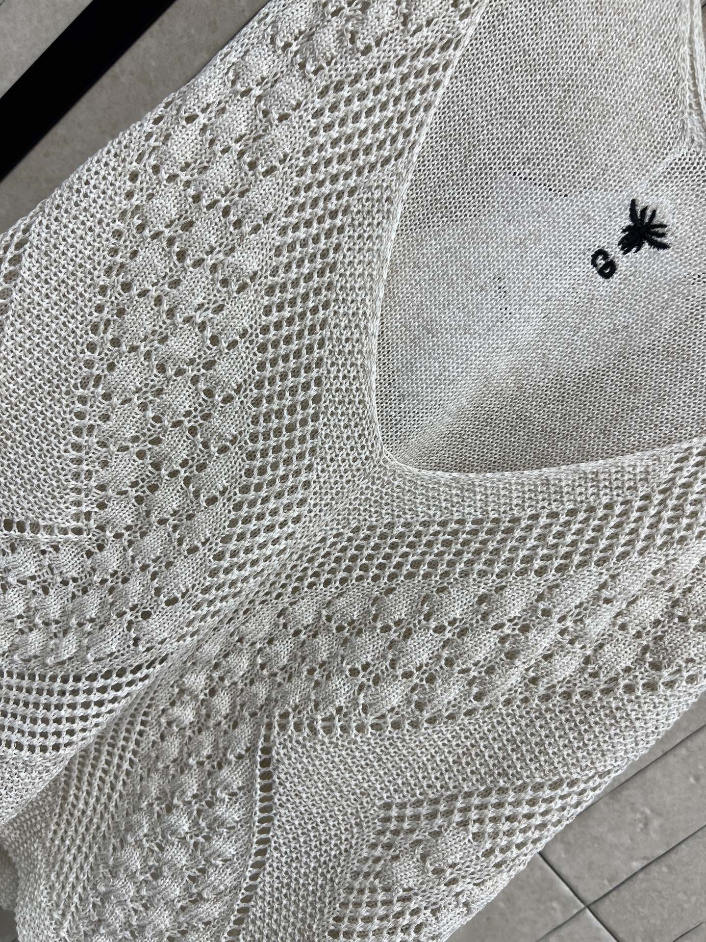 D家 26春夏新款 针织V领无袖背心 菱形镂空+立体提花纹理 设计感满满 面料透气又舒适 V领修饰颈部线