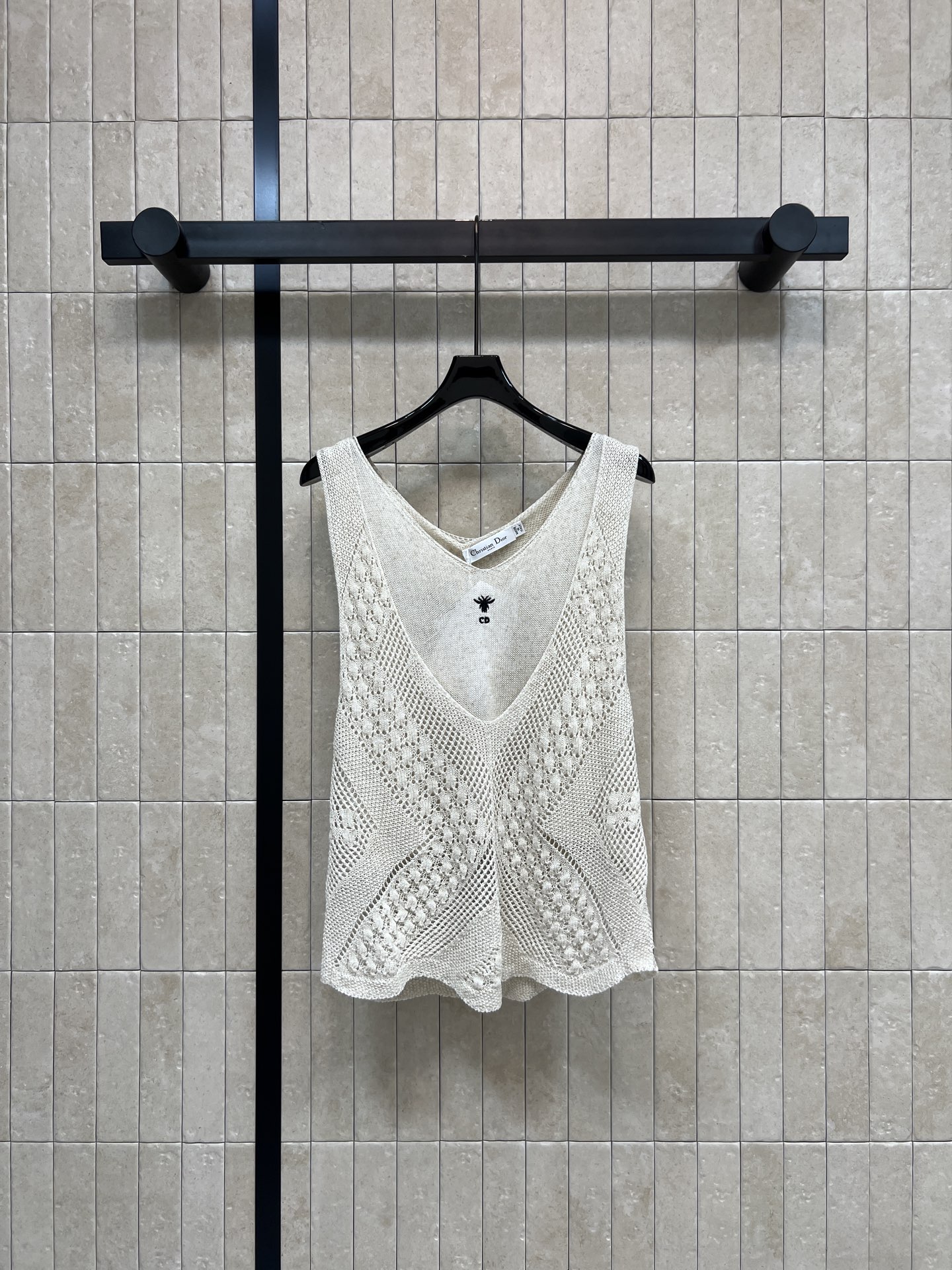 D家 26春夏新款 针织V领无袖背心 菱形镂空+立体提花纹理 设计感满满 面料透气又舒适 V领修饰颈部线