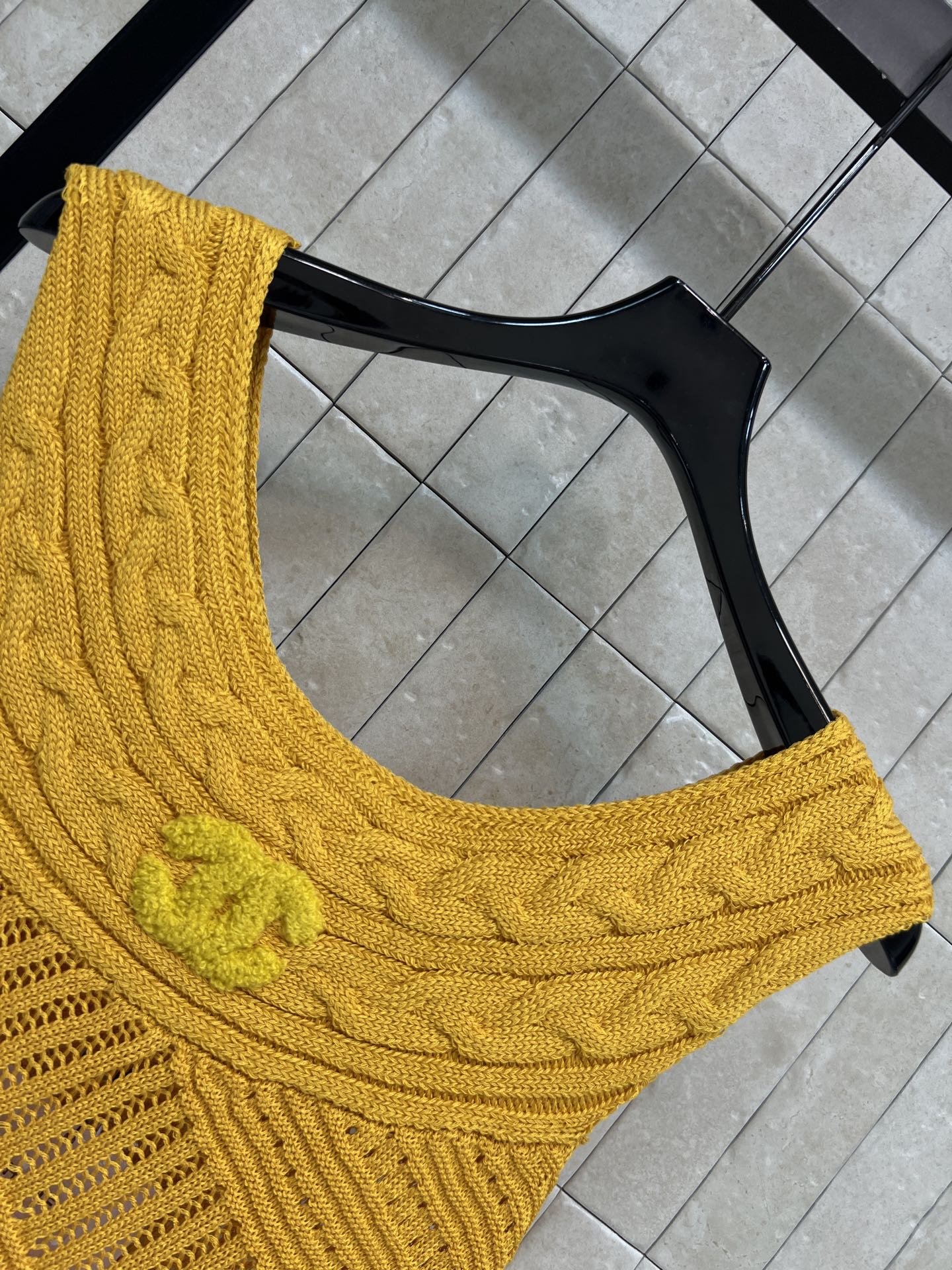 D家 26春夏新款 针织V领无袖背心 菱形镂空+立体提花纹理 设计感满满 面料透气又舒适 V领修饰颈部线