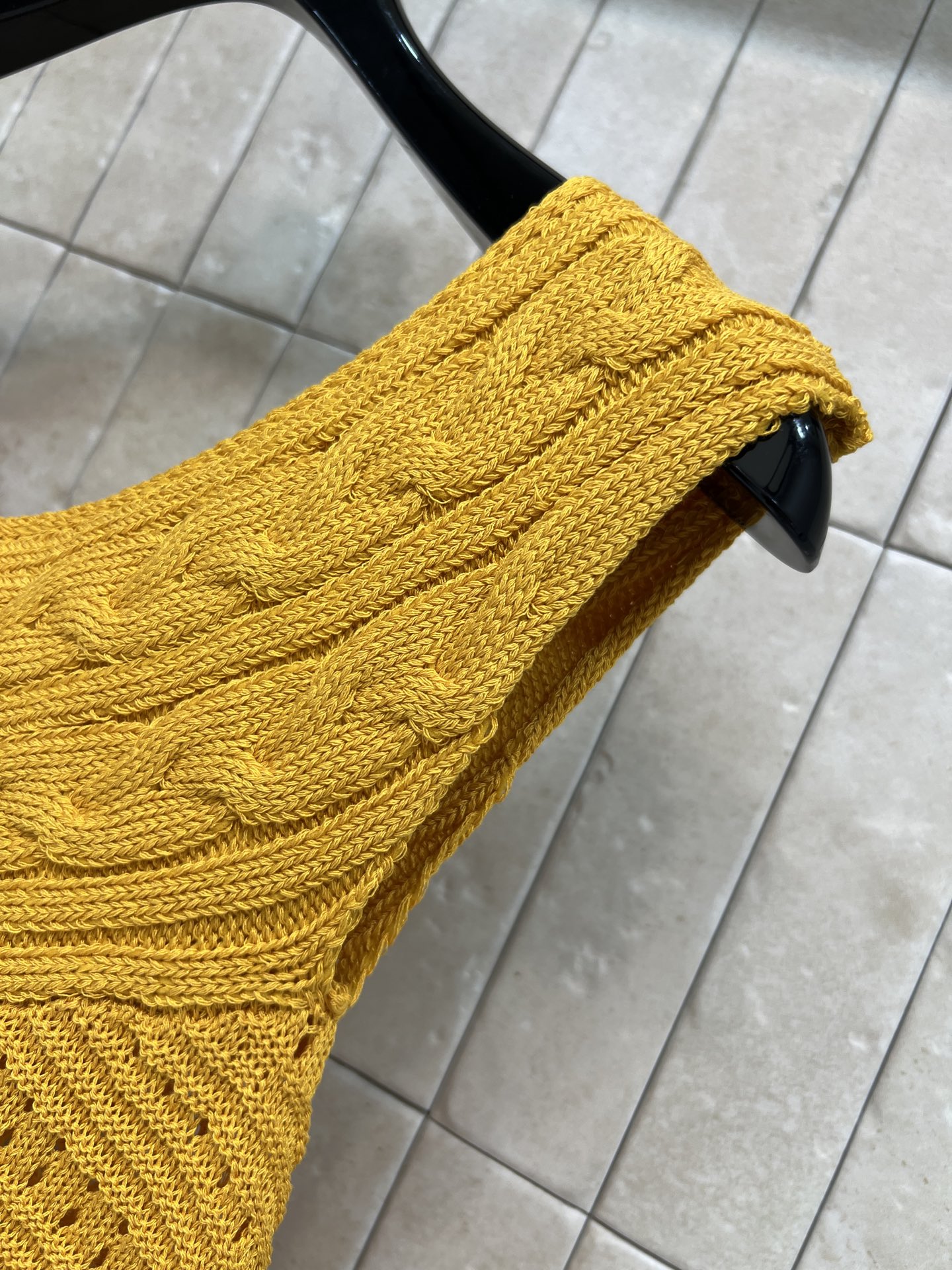 D家 26春夏新款 针织V领无袖背心 菱形镂空+立体提花纹理 设计感满满 面料透气又舒适 V领修饰颈部线