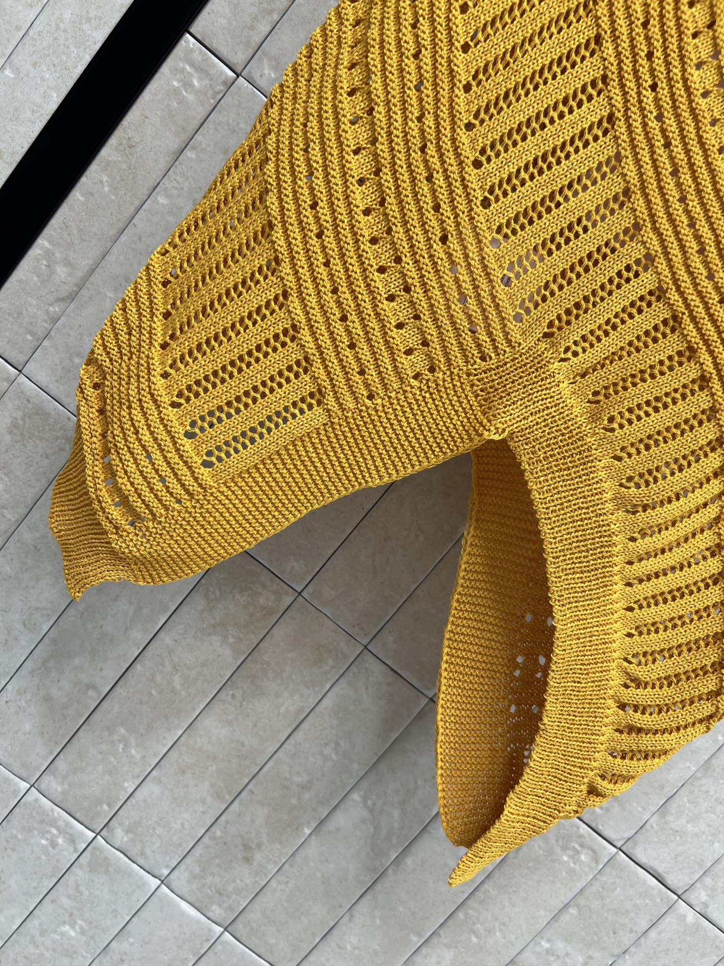 D家 26春夏新款 针织V领无袖背心 菱形镂空+立体提花纹理 设计感满满 面料透气又舒适 V领修饰颈部线