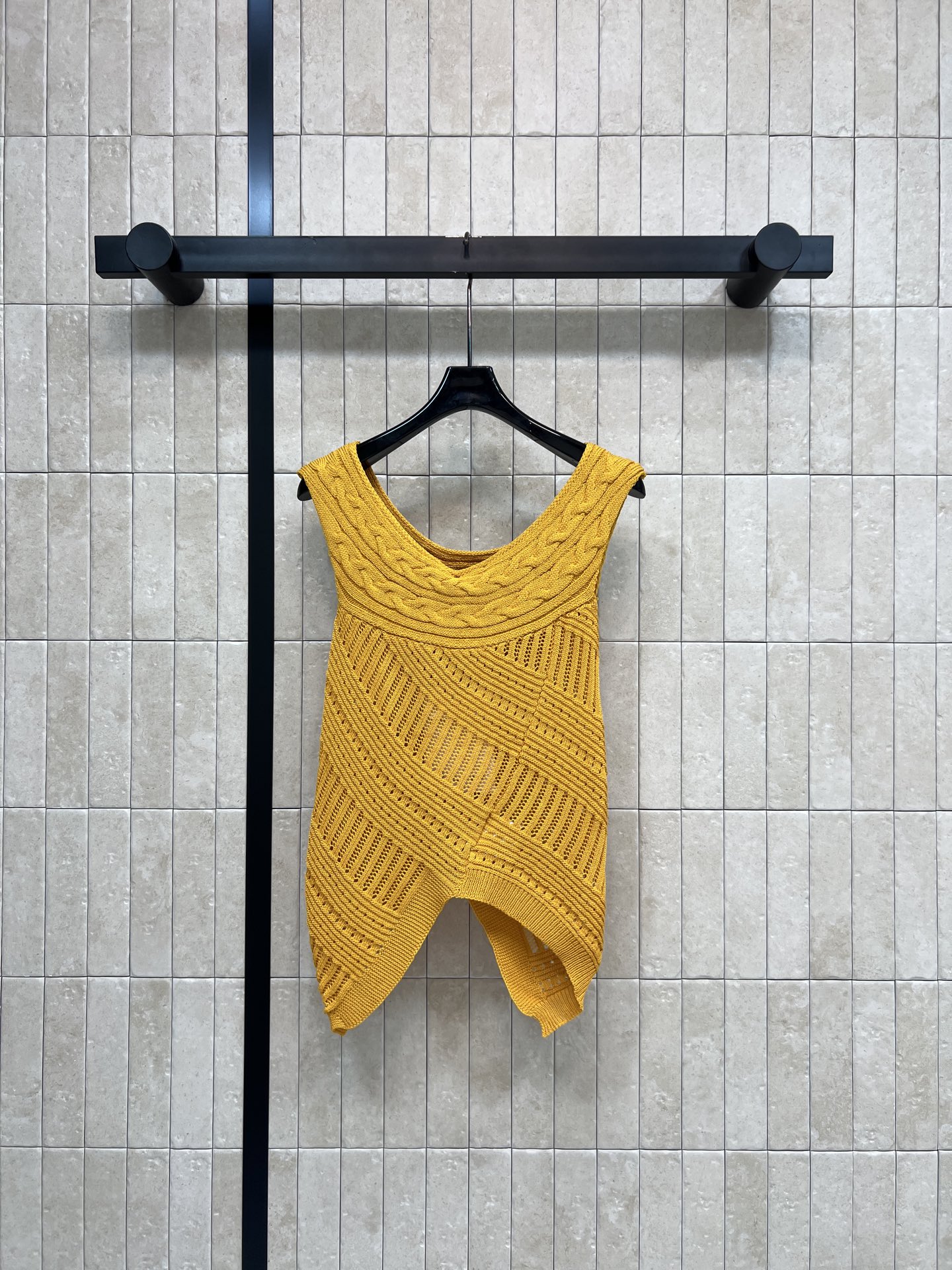 D家 26春夏新款 针织V领无袖背心 菱形镂空+立体提花纹理 设计感满满 面料透气又舒适 V领修饰颈部线