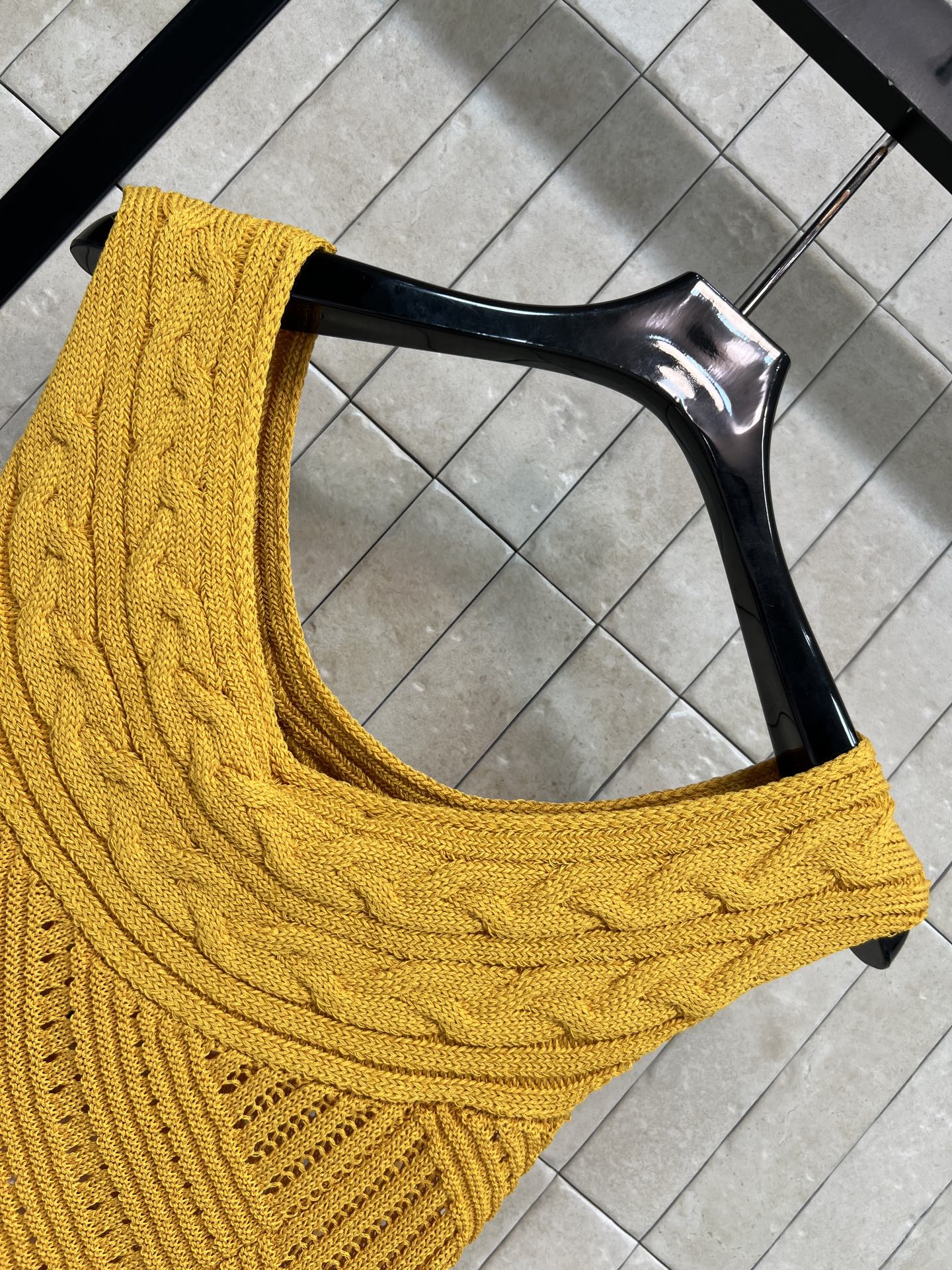 D家 26春夏新款 针织V领无袖背心 菱形镂空+立体提花纹理 设计感满满 面料透气又舒适 V领修饰颈部线