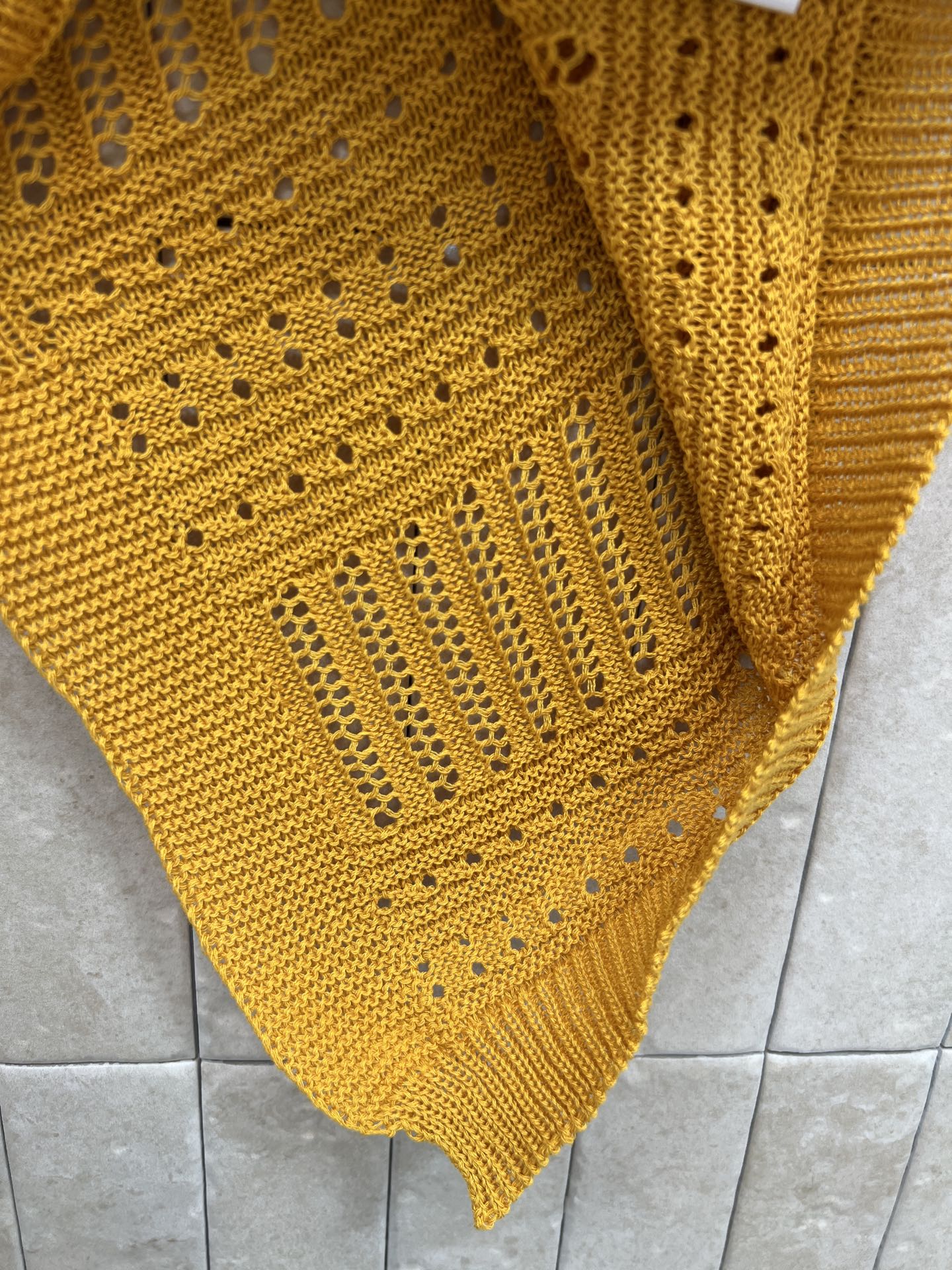 D家 26春夏新款 针织V领无袖背心 菱形镂空+立体提花纹理 设计感满满 面料透气又舒适 V领修饰颈部线