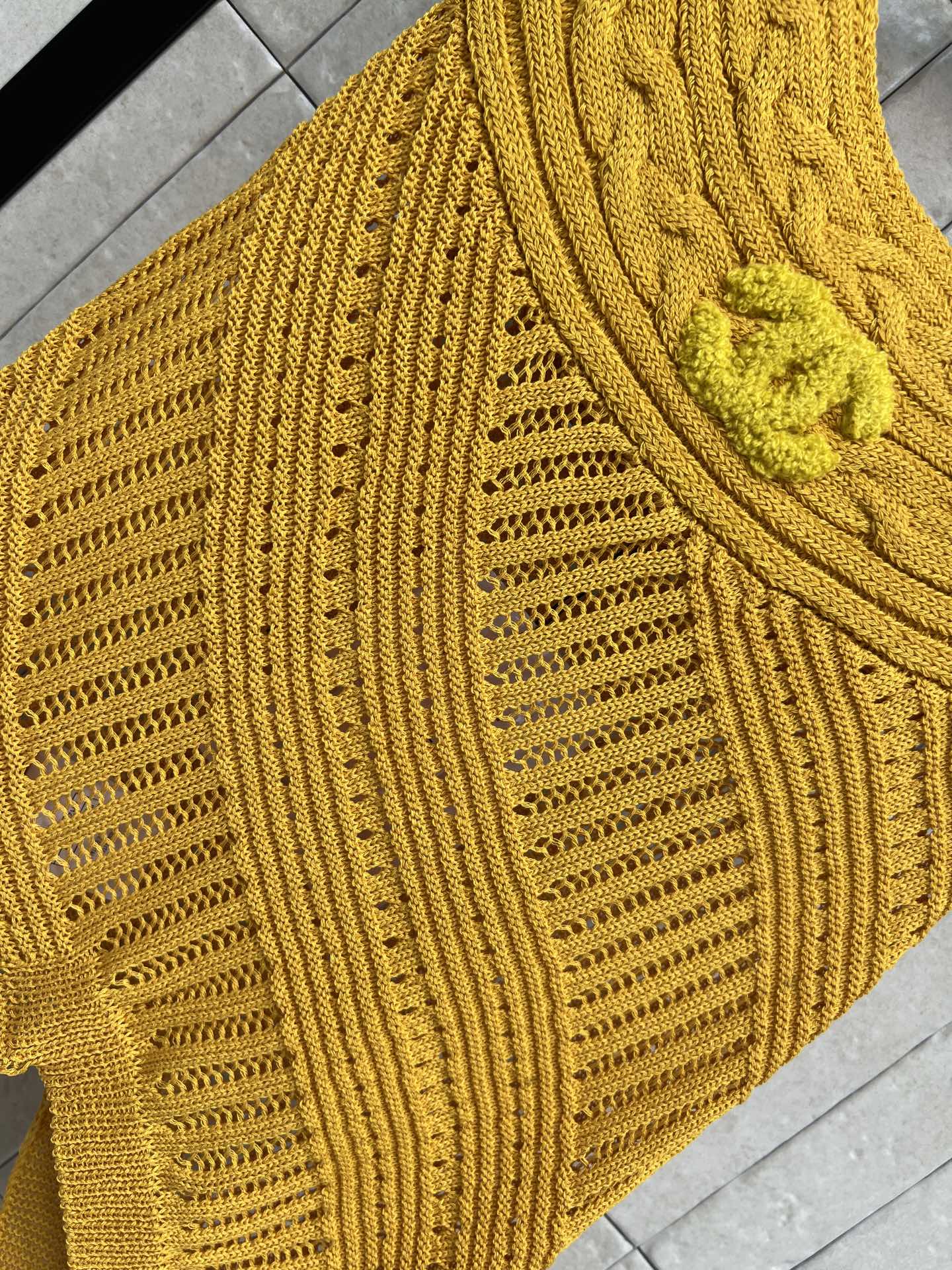 D家 26春夏新款 针织V领无袖背心 菱形镂空+立体提花纹理 设计感满满 面料透气又舒适 V领修饰颈部线