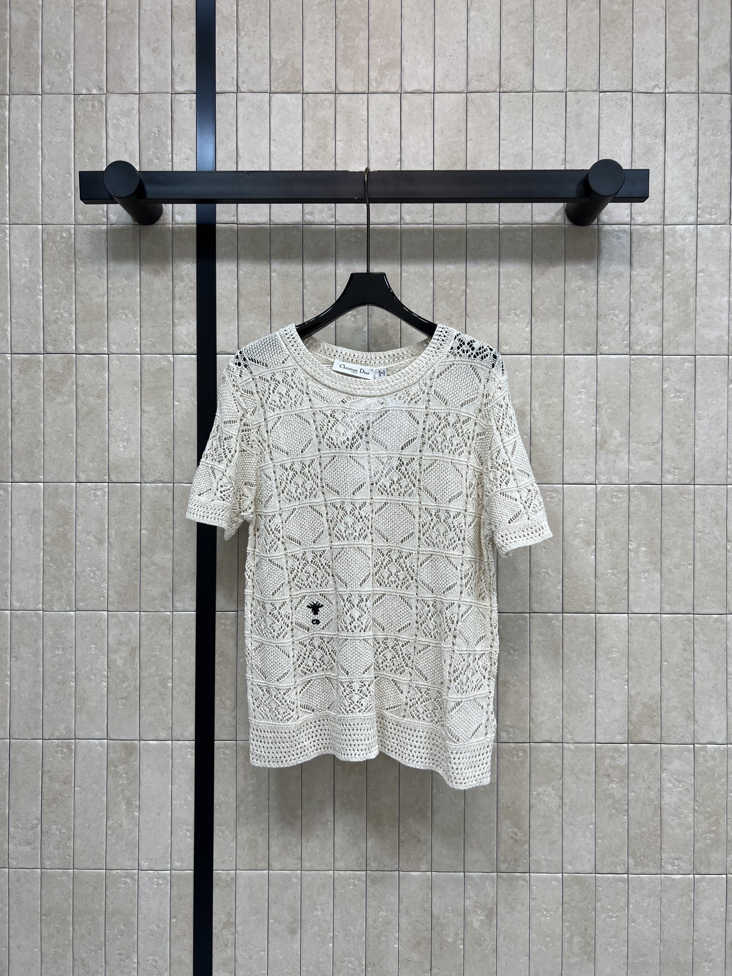 D家 26春夏新款 镂空针织短袖上衣 圆领设计简约优雅 春夏穿超合适 立体菱格和几何花卉镂空 透气又亲肤