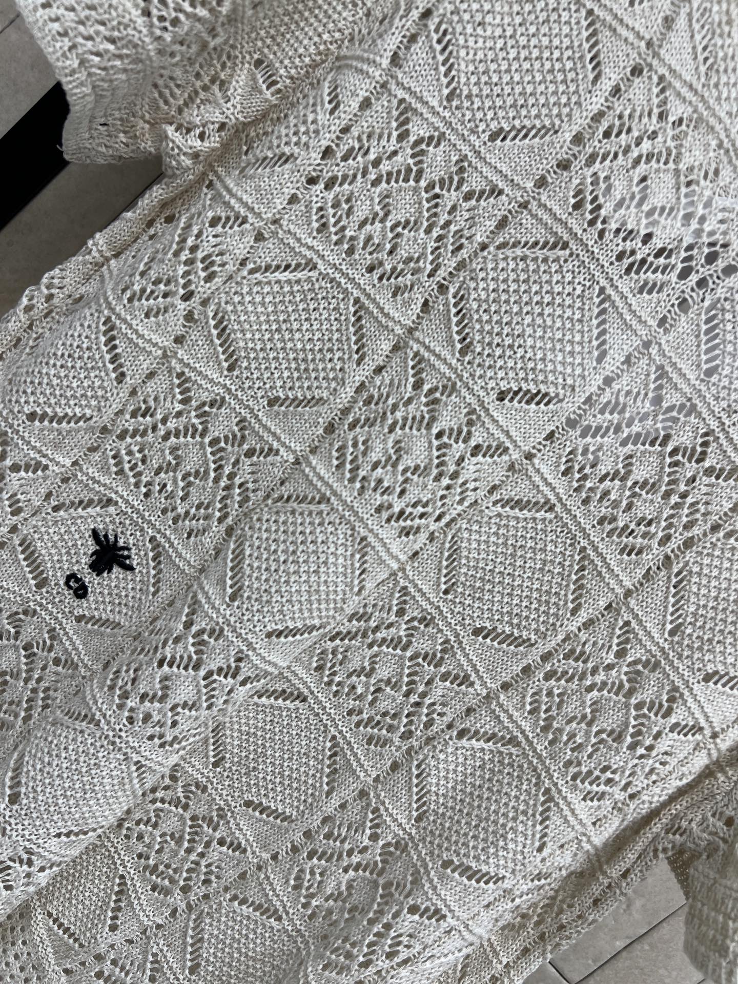 D家 26春夏新款 镂空针织短袖上衣 圆领设计简约优雅 春夏穿超合适 立体菱格和几何花卉镂空 透气又亲肤