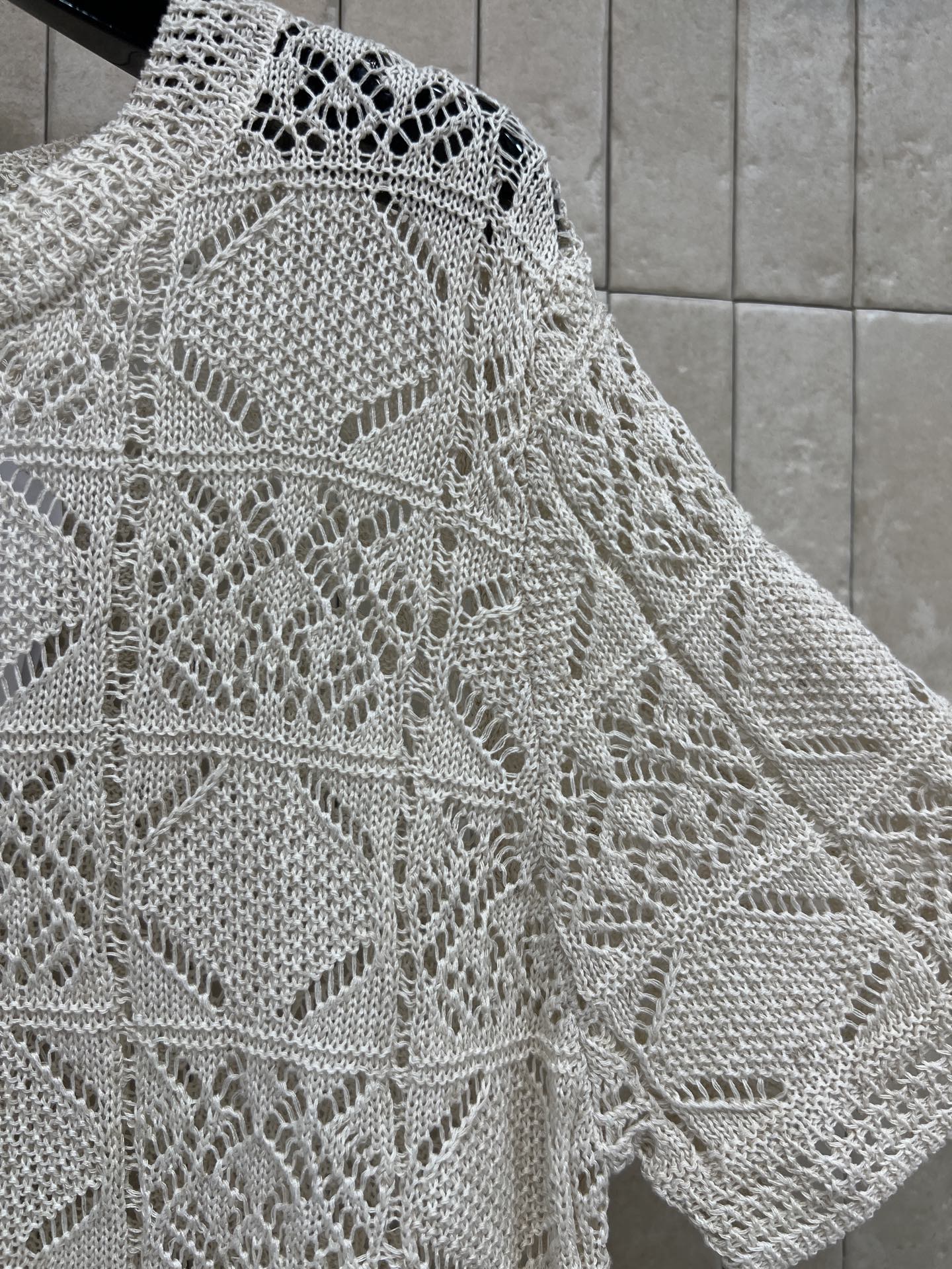 D家 26春夏新款 镂空针织短袖上衣 圆领设计简约优雅 春夏穿超合适 立体菱格和几何花卉镂空 透气又亲肤