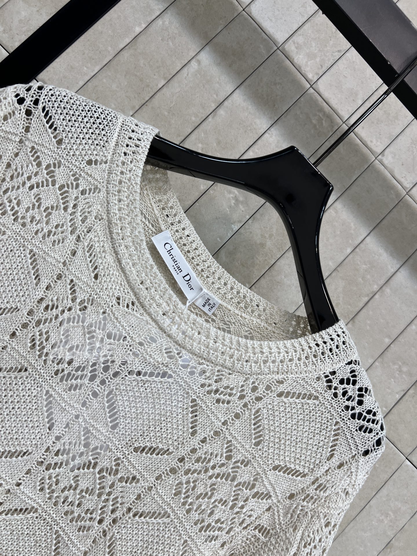 D家 26春夏新款 镂空针织短袖上衣 圆领设计简约优雅 春夏穿超合适 立体菱格和几何花卉镂空 透气又亲肤