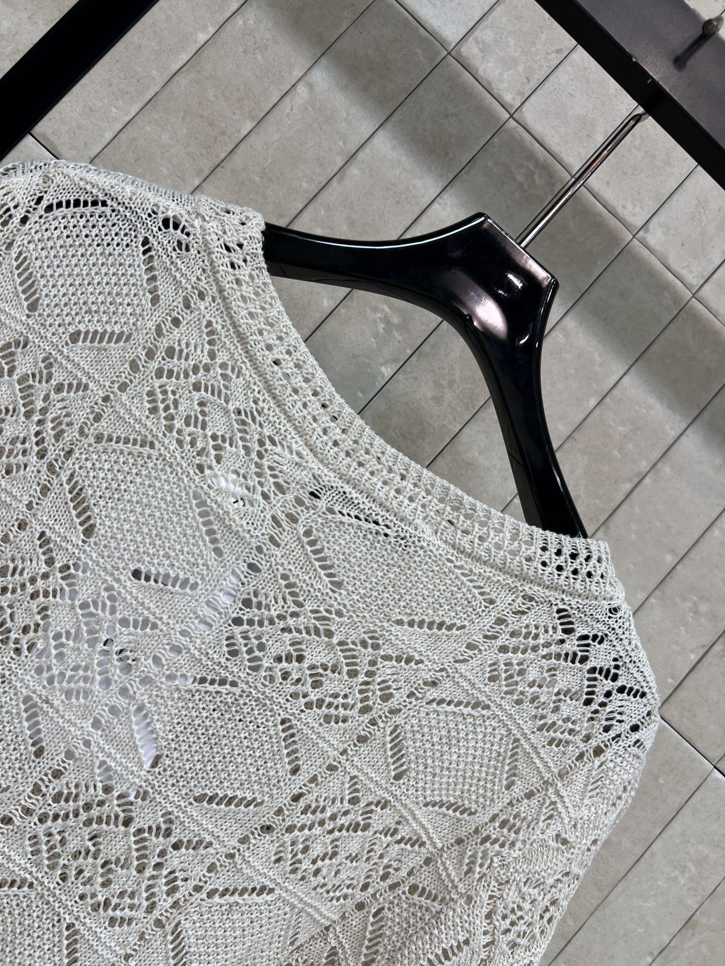 D家 26春夏新款 镂空针织短袖上衣 圆领设计简约优雅 春夏穿超合适 立体菱格和几何花卉镂空 透气又亲肤