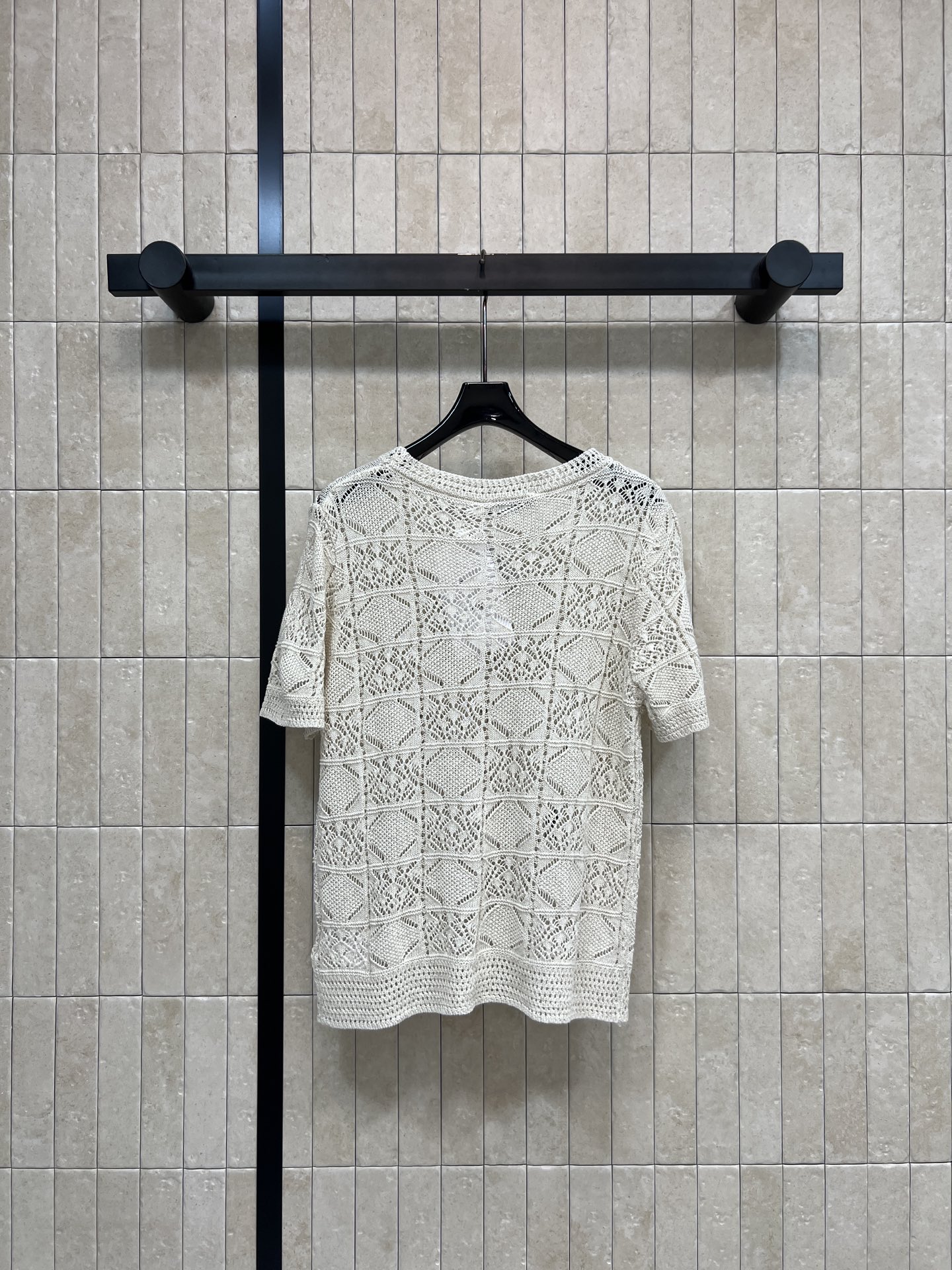 D家 26春夏新款 镂空针织短袖上衣 圆领设计简约优雅 春夏穿超合适 立体菱格和几何花卉镂空 透气又亲肤