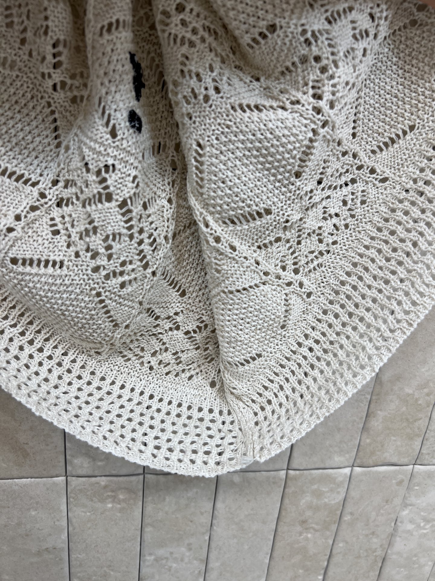 D家 26春夏新款 镂空针织短袖上衣 圆领设计简约优雅 春夏穿超合适 立体菱格和几何花卉镂空 透气又亲肤