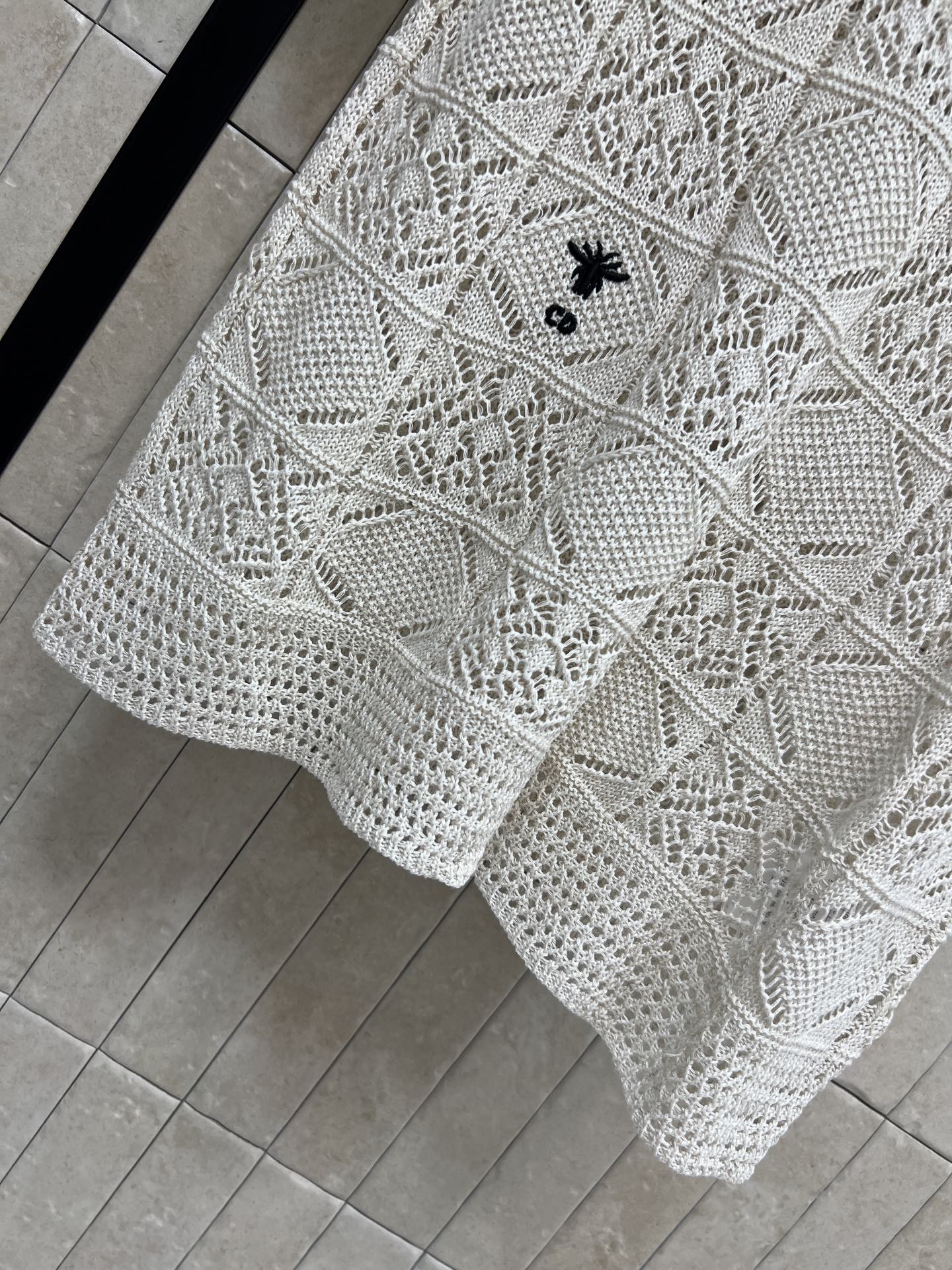 D家 26春夏新款 镂空针织短袖上衣 圆领设计简约优雅 春夏穿超合适 立体菱格和几何花卉镂空 透气又亲肤