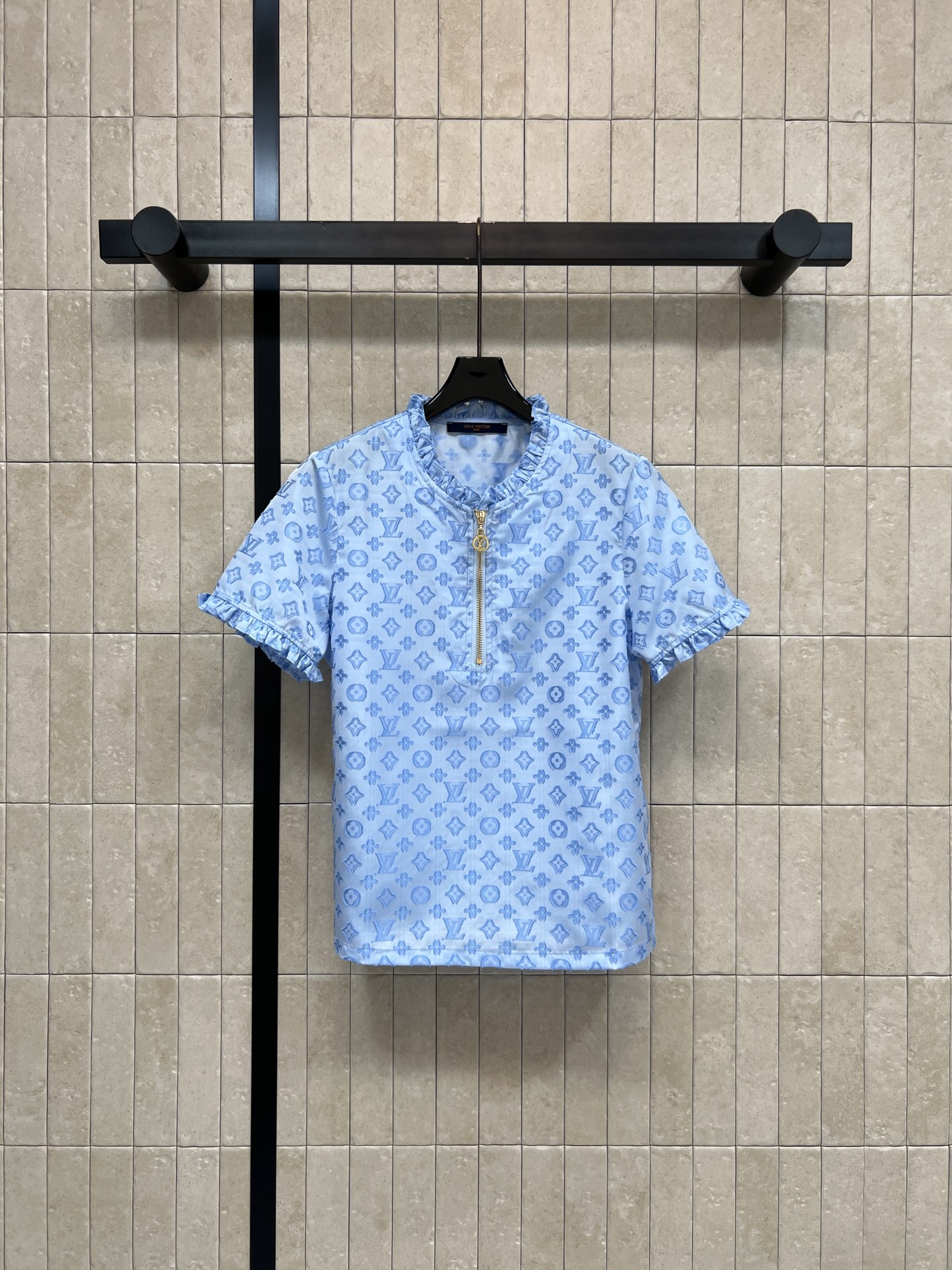 L家 26春夏新款 木耳边短袖上衣 金属拉链细节精致 面料轻薄透气 春夏穿超舒服 木耳边袖口和领口设计 