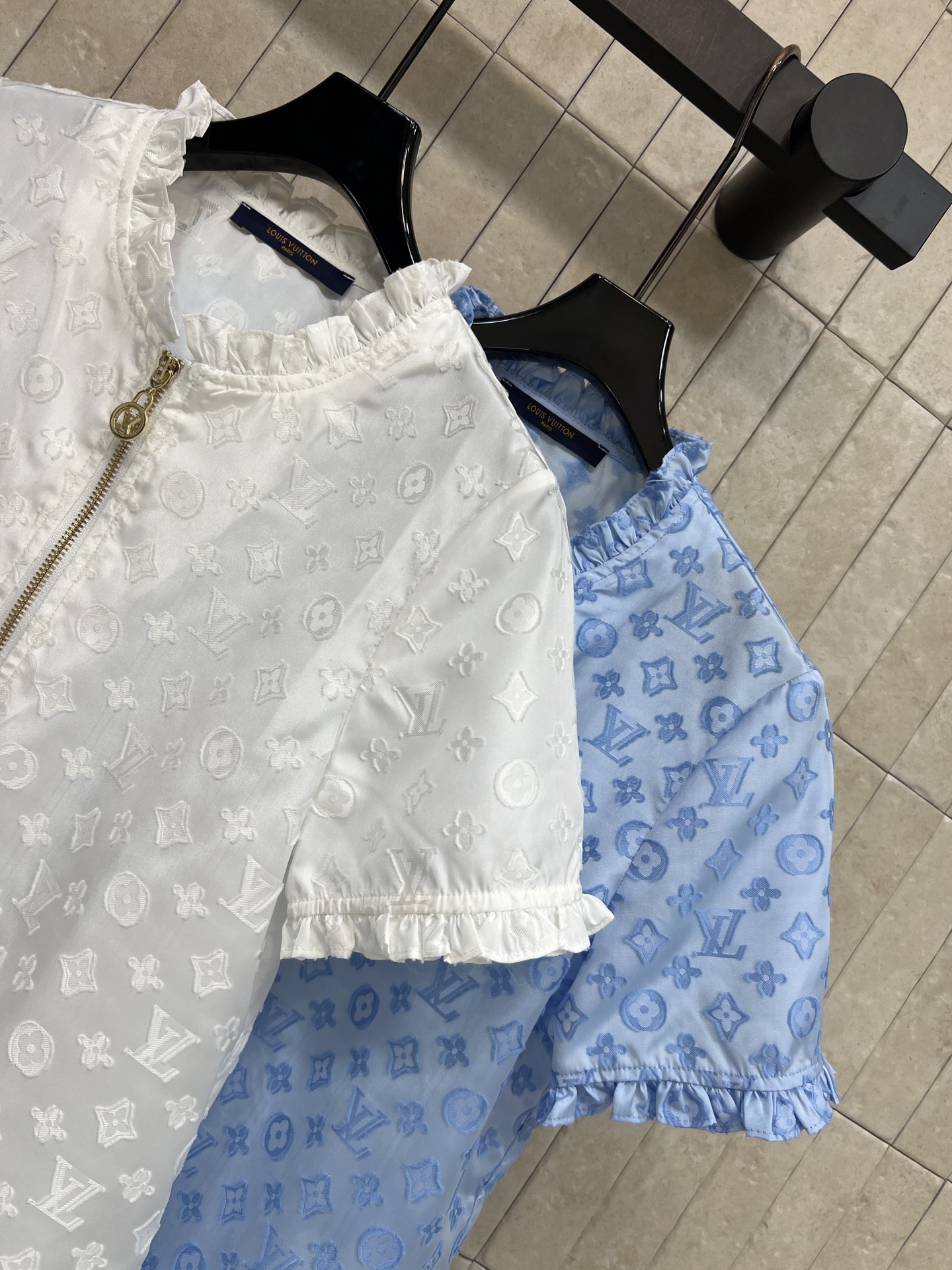 L家 26春夏新款 木耳边短袖上衣 金属拉链细节精致 面料轻薄透气 春夏穿超舒服 木耳边袖口和领口设计 