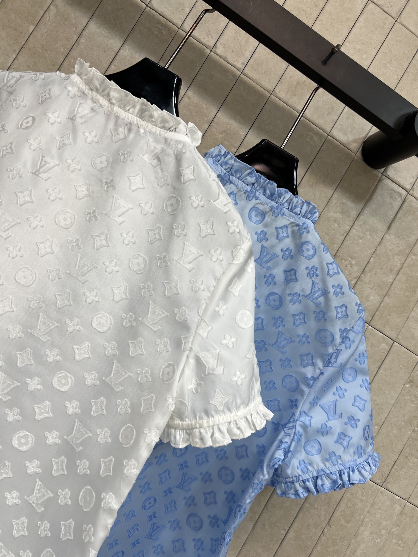 L家 26春夏新款 木耳边短袖上衣 金属拉链细节精致 面料轻薄透气 春夏穿超舒服 木耳边袖口和领口设计 