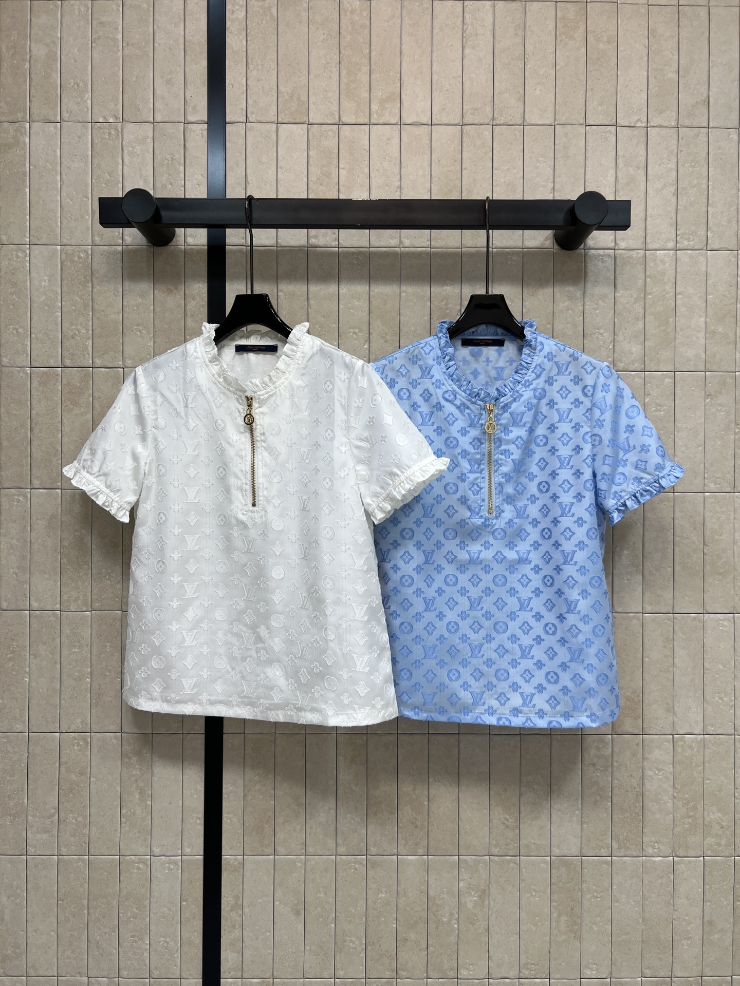 NO:807964,L's 26 new spring and summer style. Fungus-trimmed short-sleeved top. Metal zipper details are exquisite. The fabric is light and breathable. Super comfortable to wear in spring and summer. Fungi-trimmed cuffs and neckline design. Feminine and elegant. Can be easily worn in daily or light formal occasions. The cut is simple and elegant. It is very suitable to match with skirts and trousers. Two colors and three sizes, Size/S-M-L,, louis vuitton, skirts, T-shirt,19860909L家 26春夏新款 木耳边短袖上衣 金属拉链细节精致 面料轻薄透气 春夏穿超舒服 木耳边袖口和领口设计 柔美又有气质 日常或轻正式场合都能轻松驾驭 剪裁简约大方 搭配半裙 裤子都极合适 两色三码Size/S-M-L,,louis vuitton,skirts,T-shirt,,Women's clothing