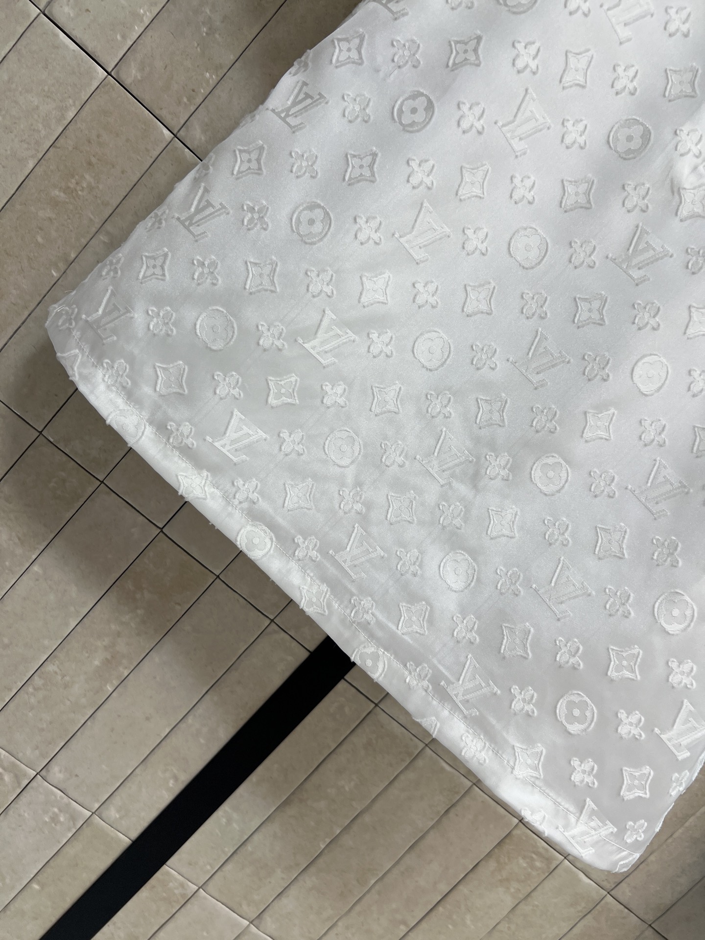 L家 26春夏新款 木耳边短袖上衣 金属拉链细节精致 面料轻薄透气 春夏穿超舒服 木耳边袖口和领口设计 