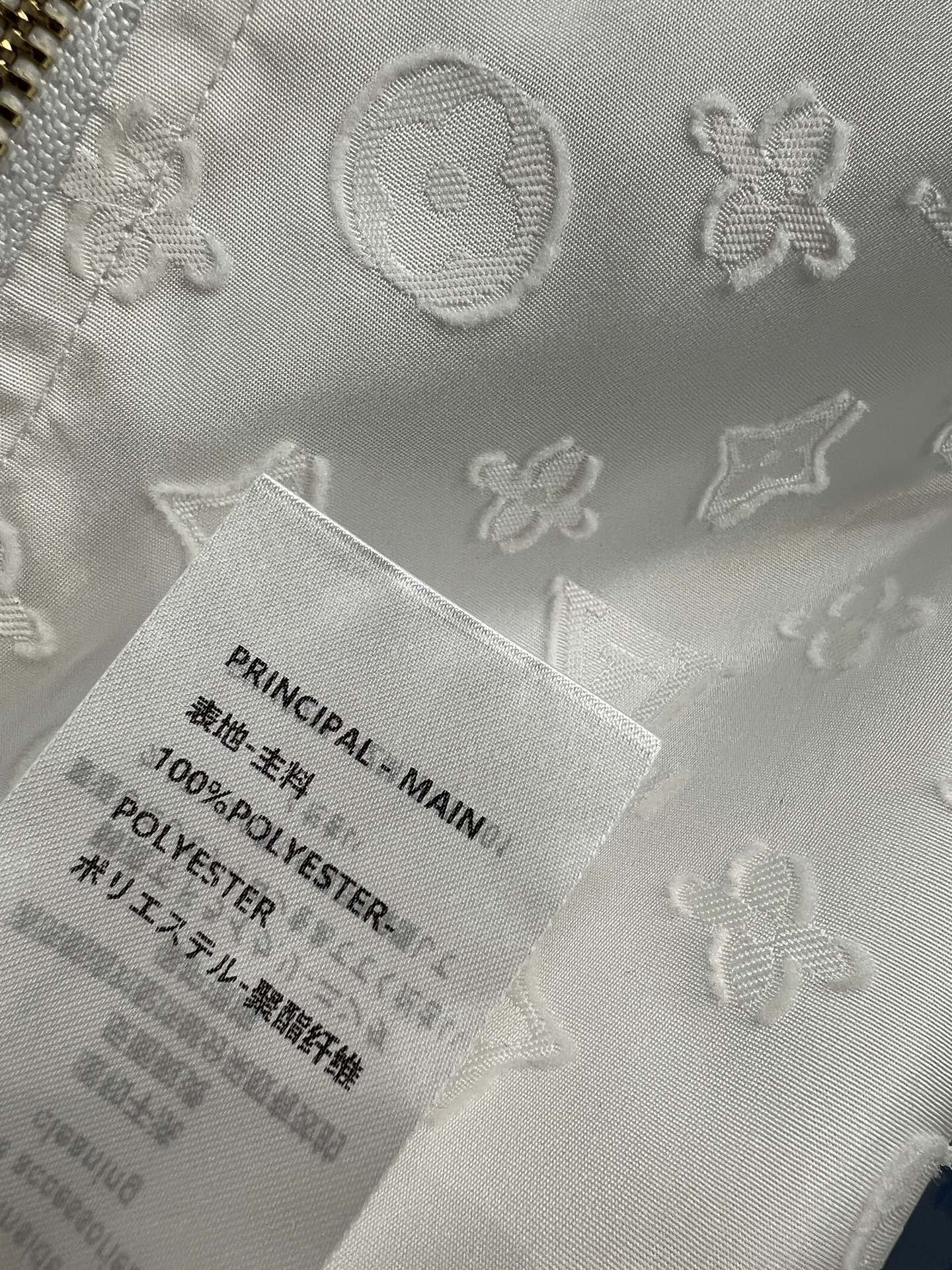 L家 26春夏新款 木耳边短袖上衣 金属拉链细节精致 面料轻薄透气 春夏穿超舒服 木耳边袖口和领口设计 