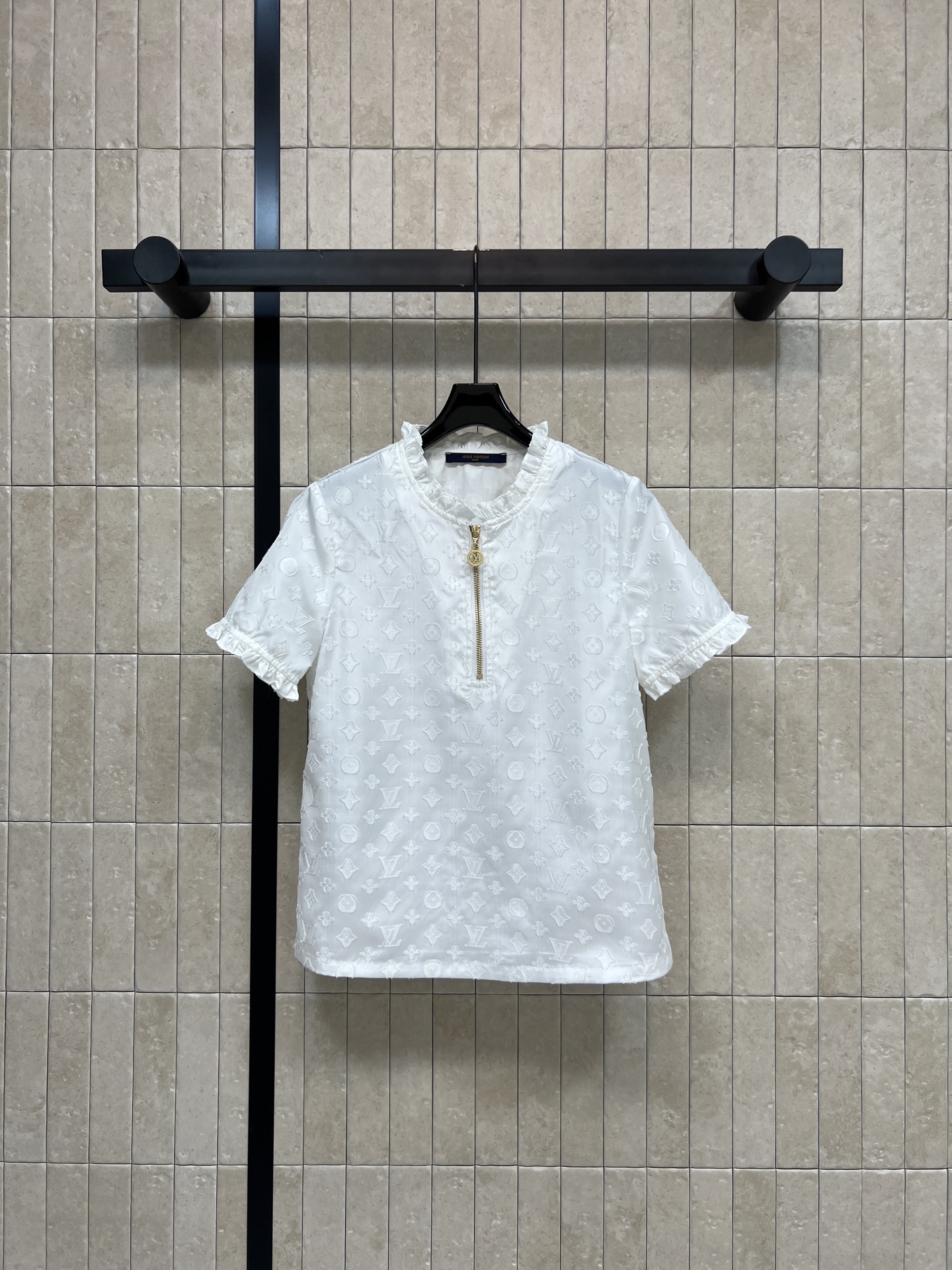 L家 26春夏新款 木耳边短袖上衣 金属拉链细节精致 面料轻薄透气 春夏穿超舒服 木耳边袖口和领口设计 