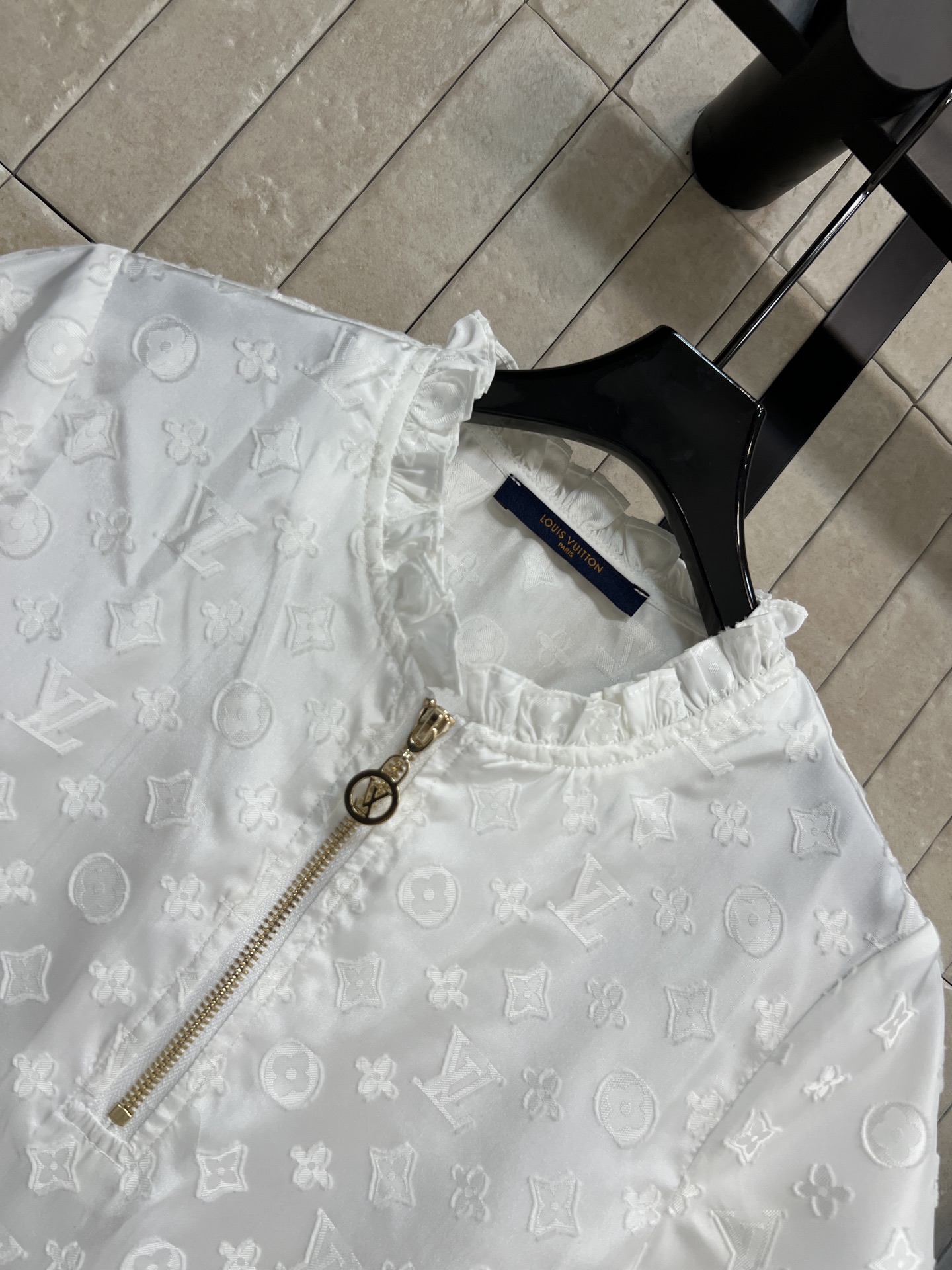 L家 26春夏新款 木耳边短袖上衣 金属拉链细节精致 面料轻薄透气 春夏穿超舒服 木耳边袖口和领口设计 