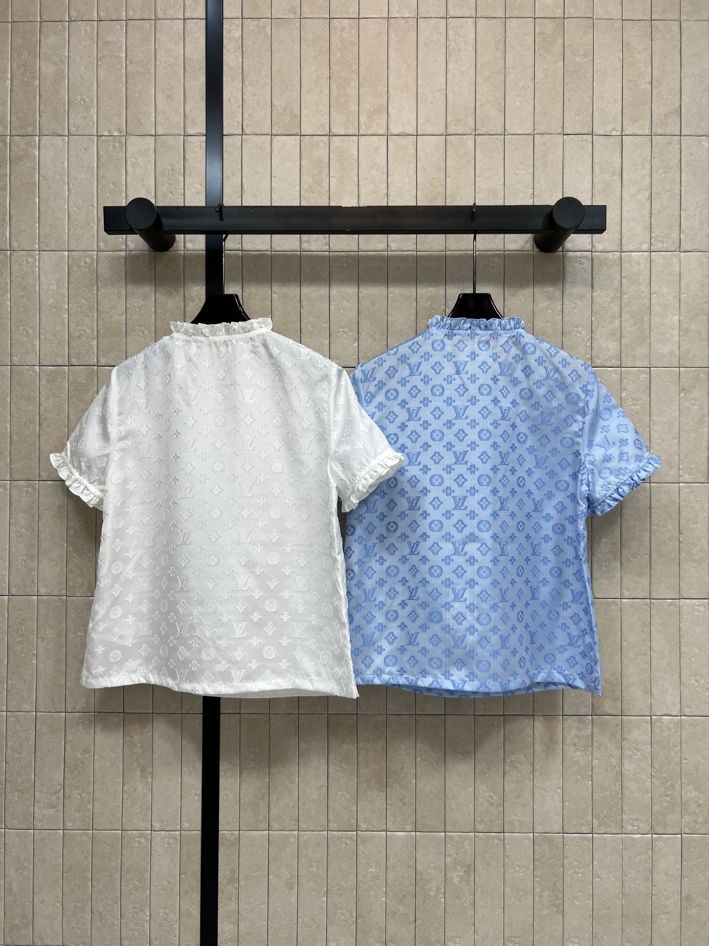 L家 26春夏新款 木耳边短袖上衣 金属拉链细节精致 面料轻薄透气 春夏穿超舒服 木耳边袖口和领口设计 