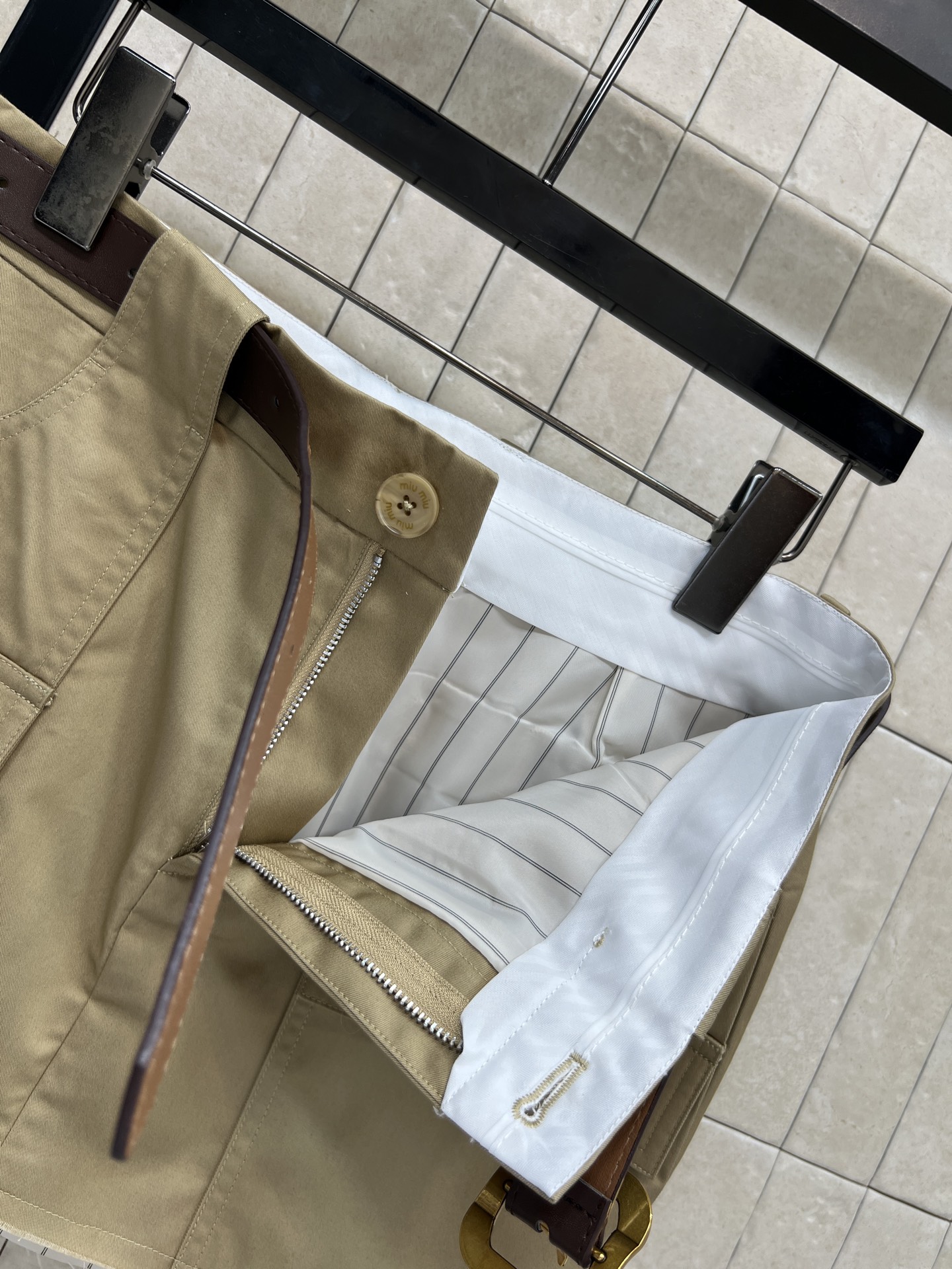 MIU家 26春夏新款 拼接高腰短裙 纯棉面料 双口袋工装版型 利落有型 修饰胯部线条下摆条纹毛边叠层设