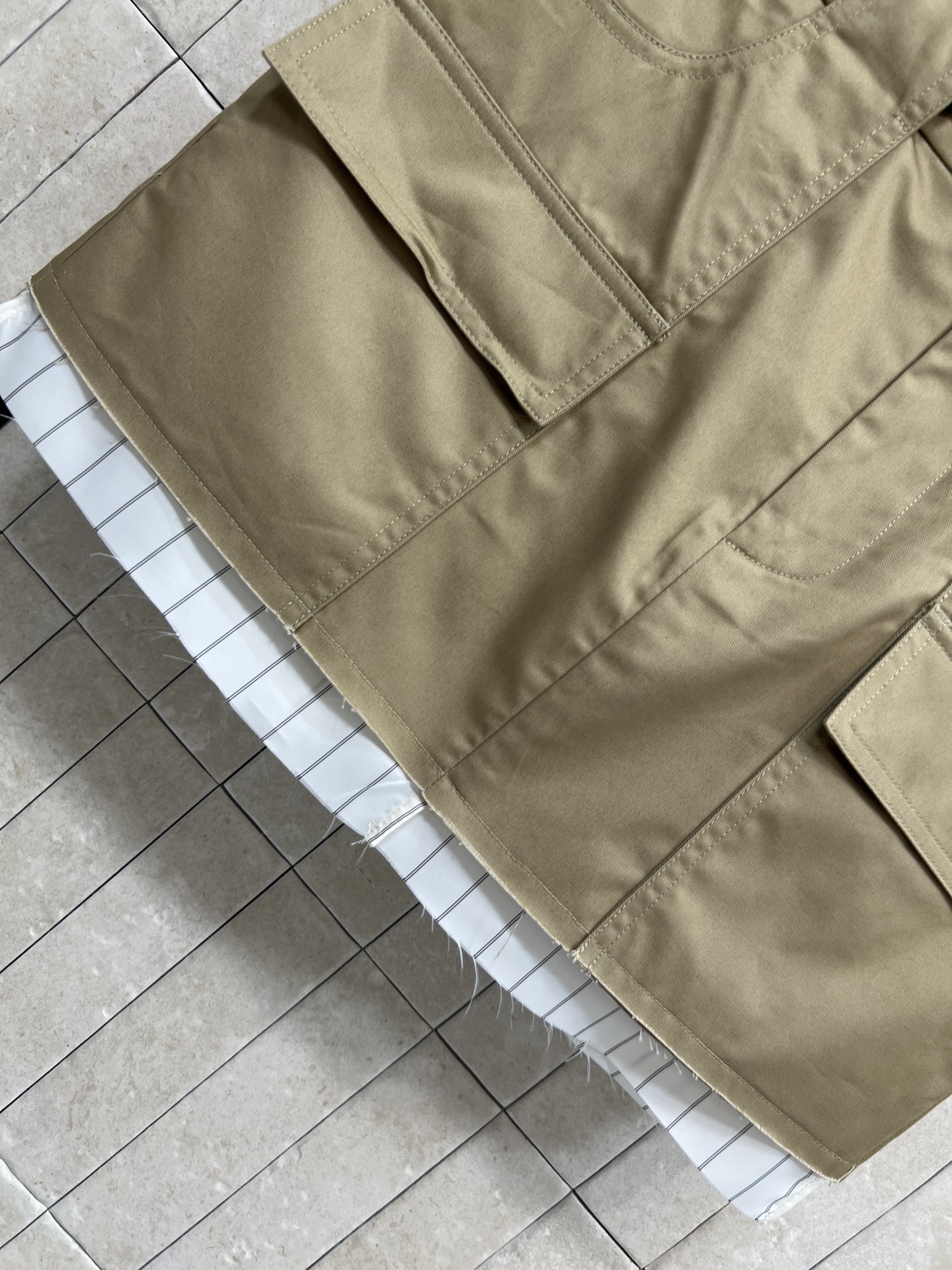 MIU家 26春夏新款 拼接高腰短裙 纯棉面料 双口袋工装版型 利落有型 修饰胯部线条下摆条纹毛边叠层设