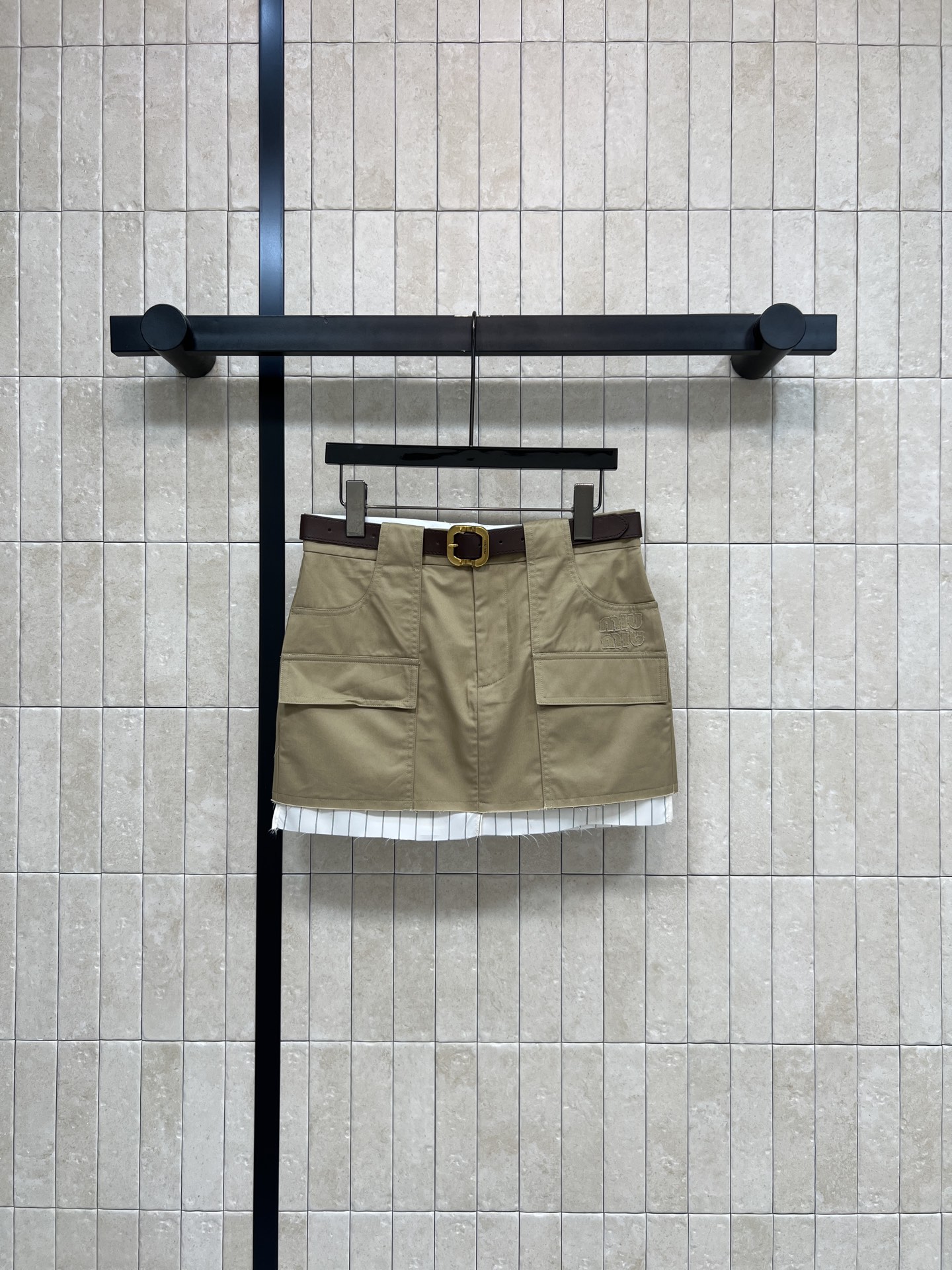 MIU家 26春夏新款 拼接高腰短裙 纯棉面料 双口袋工装版型 利落有型 修饰胯部线条下摆条纹毛边叠层设