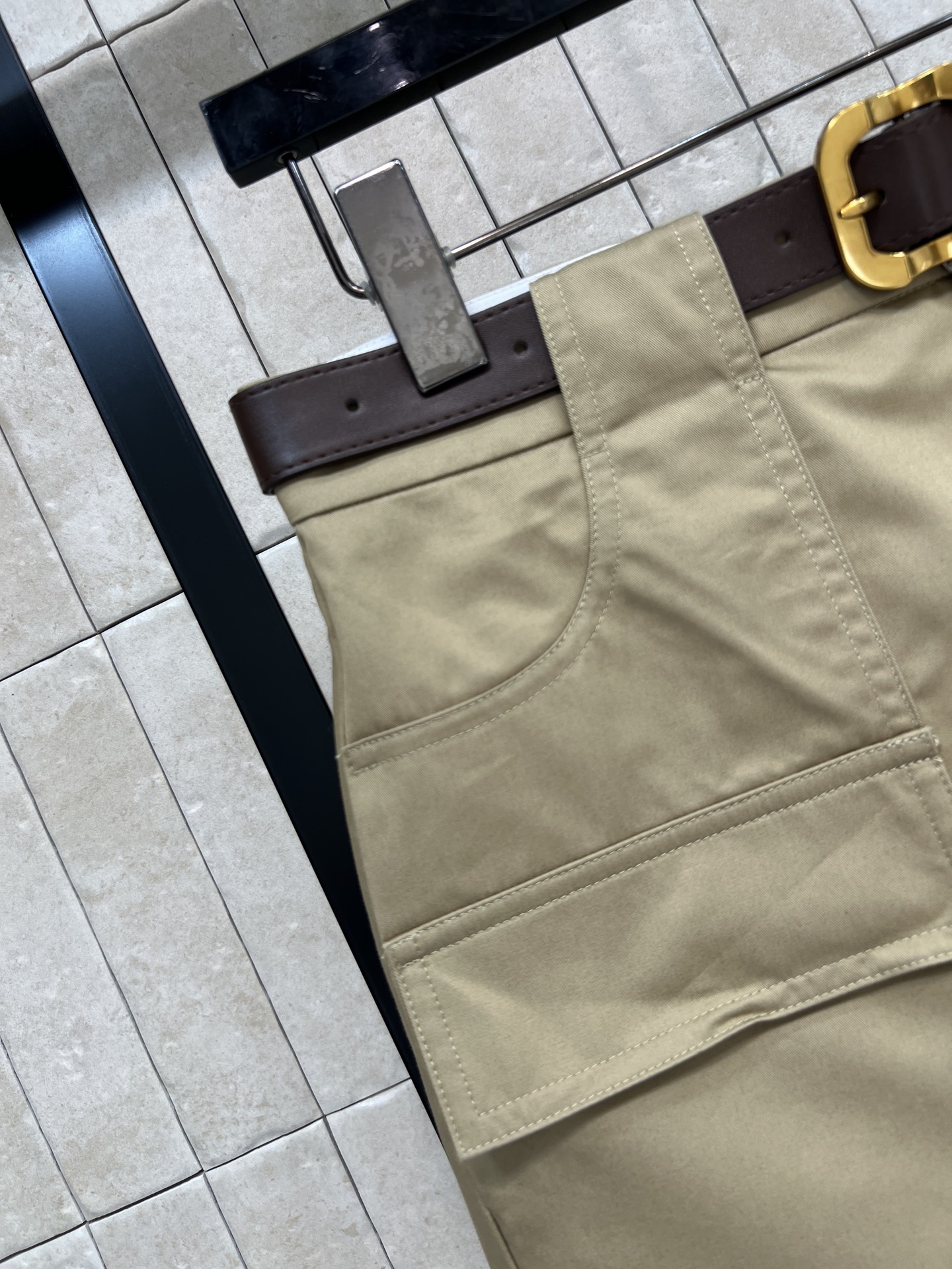 MIU家 26春夏新款 拼接高腰短裙 纯棉面料 双口袋工装版型 利落有型 修饰胯部线条下摆条纹毛边叠层设