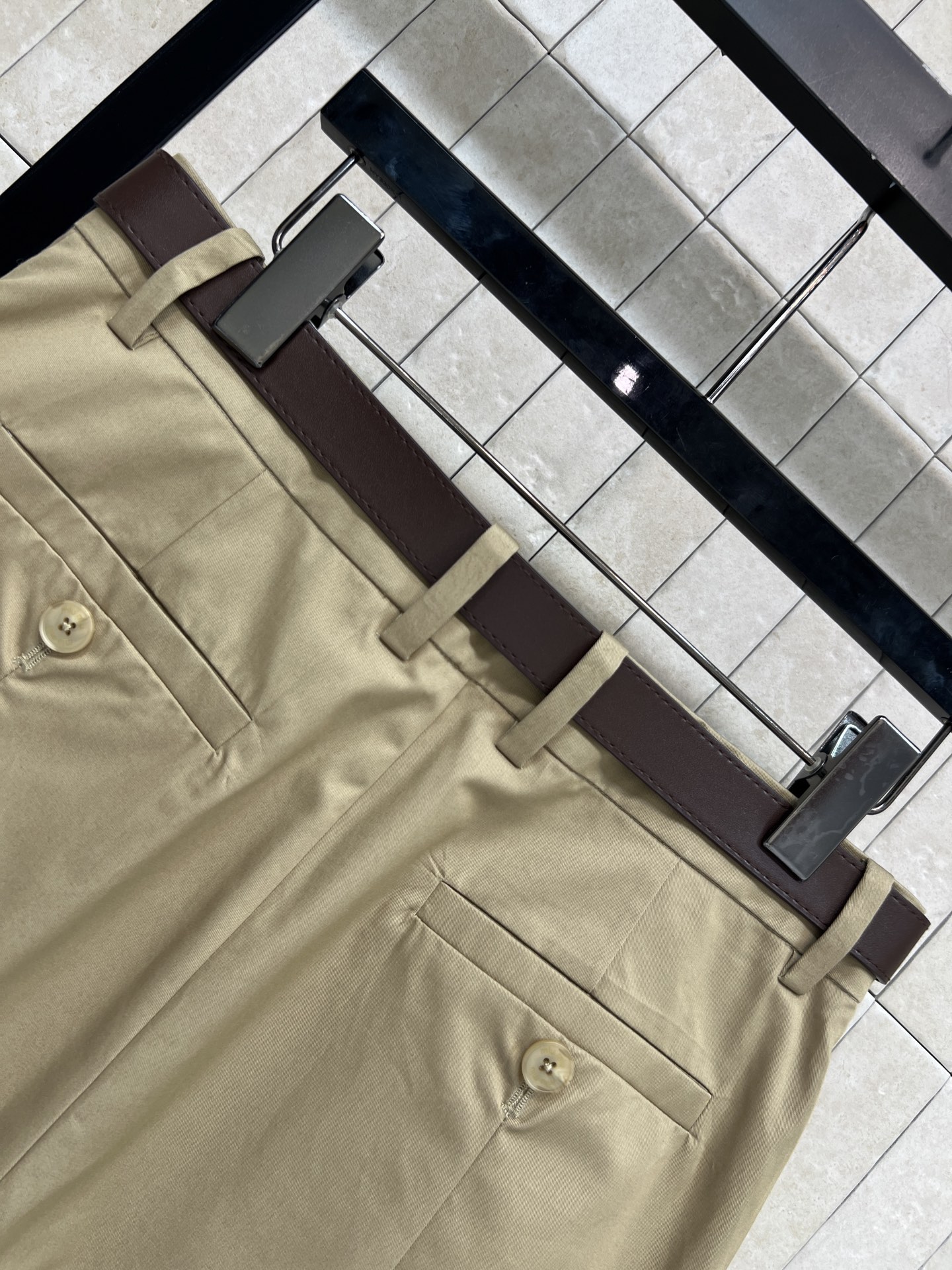 MIU家 26春夏新款 拼接高腰短裙 纯棉面料 双口袋工装版型 利落有型 修饰胯部线条下摆条纹毛边叠层设