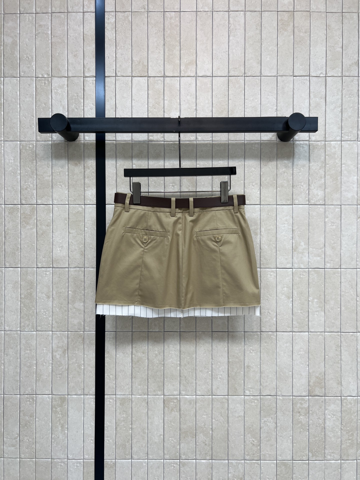 MIU家 26春夏新款 拼接高腰短裙 纯棉面料 双口袋工装版型 利落有型 修饰胯部线条下摆条纹毛边叠层设