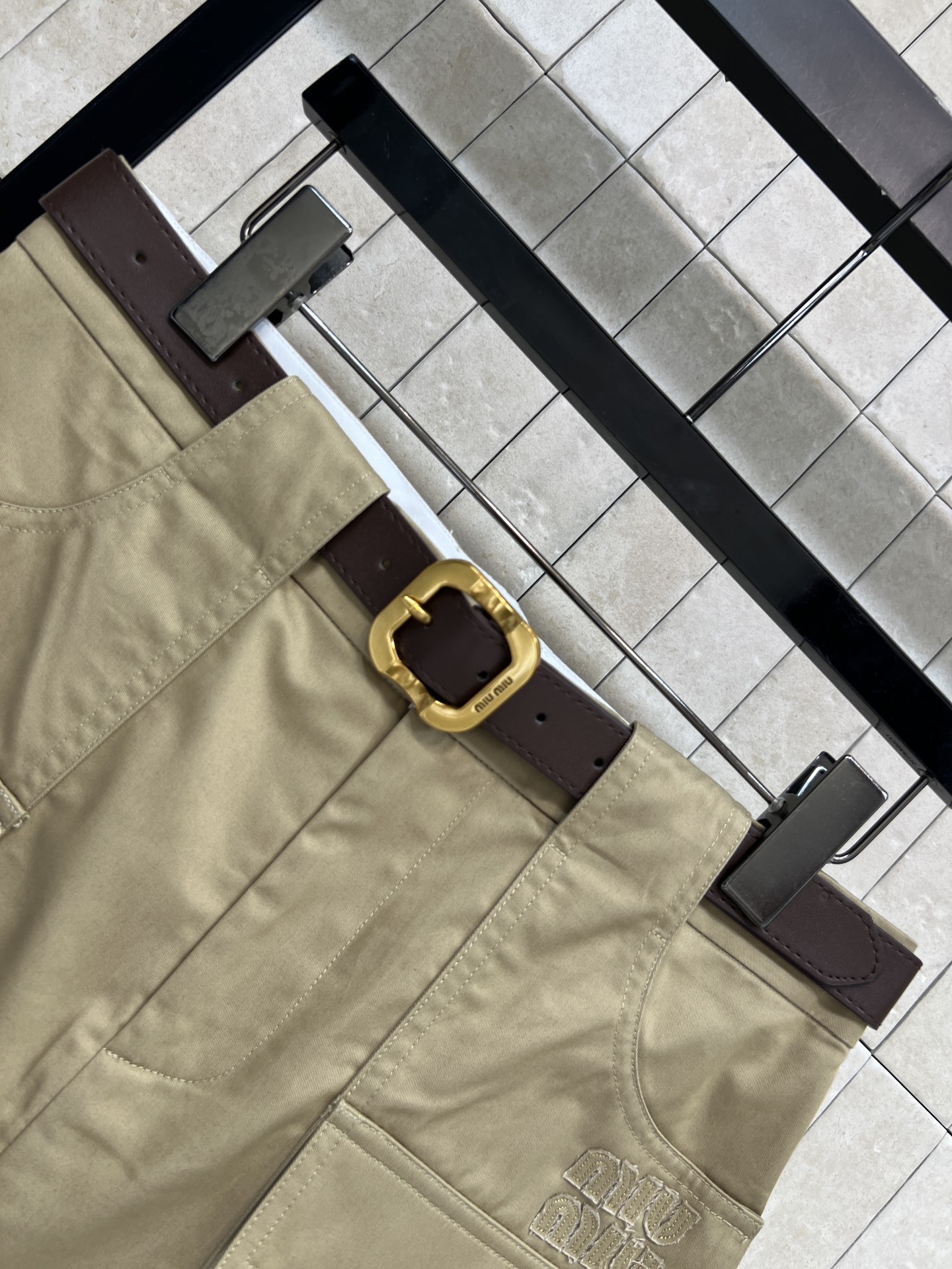 MIU家 26春夏新款 拼接高腰短裙 纯棉面料 双口袋工装版型 利落有型 修饰胯部线条下摆条纹毛边叠层设