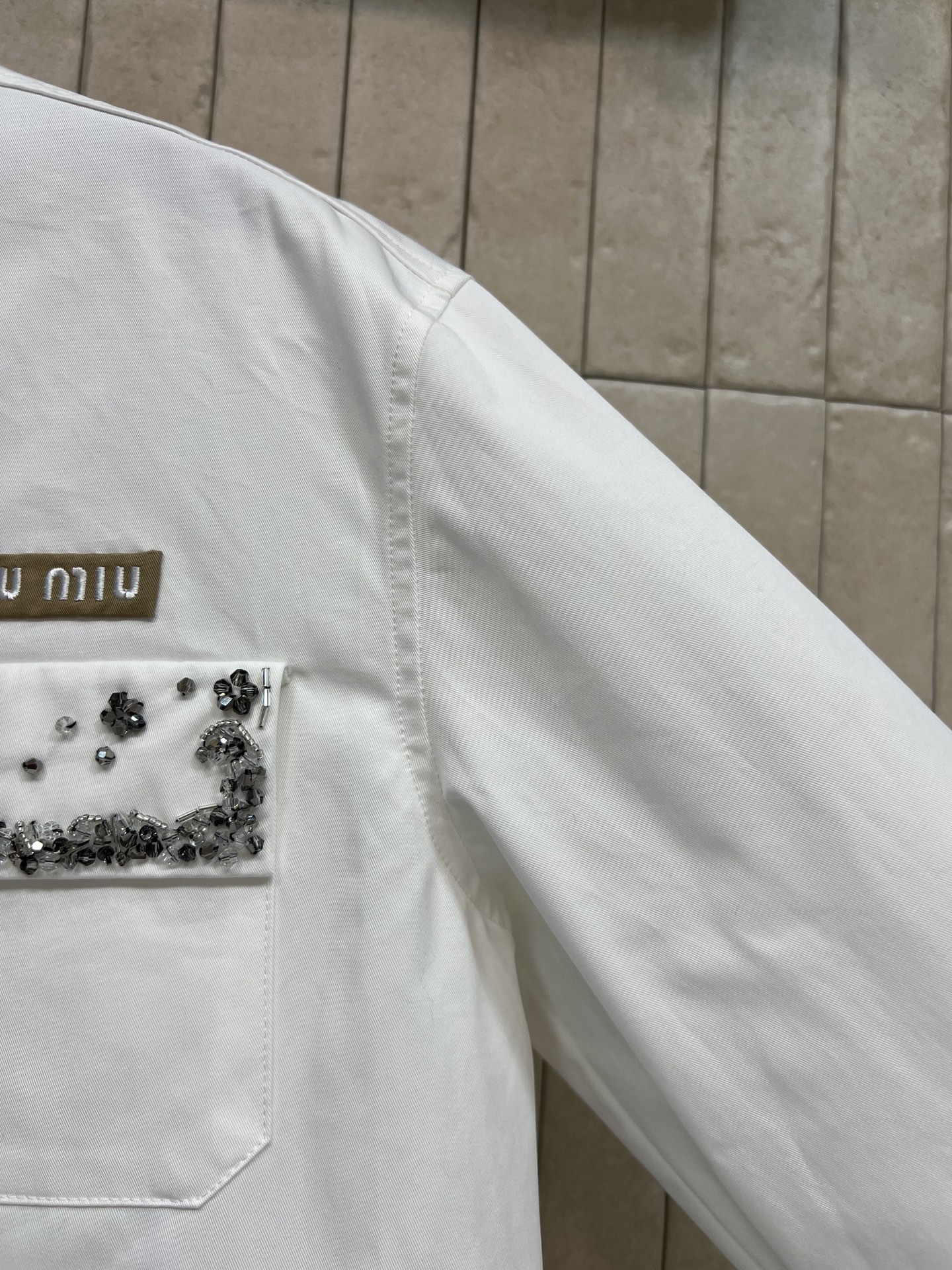 MIU家 26春夏新款 闪钻口袋白衬衫 高质量纯棉面料 短款翻领高腰设计 落肩宽松廓形藏肉显瘦 胸前口袋