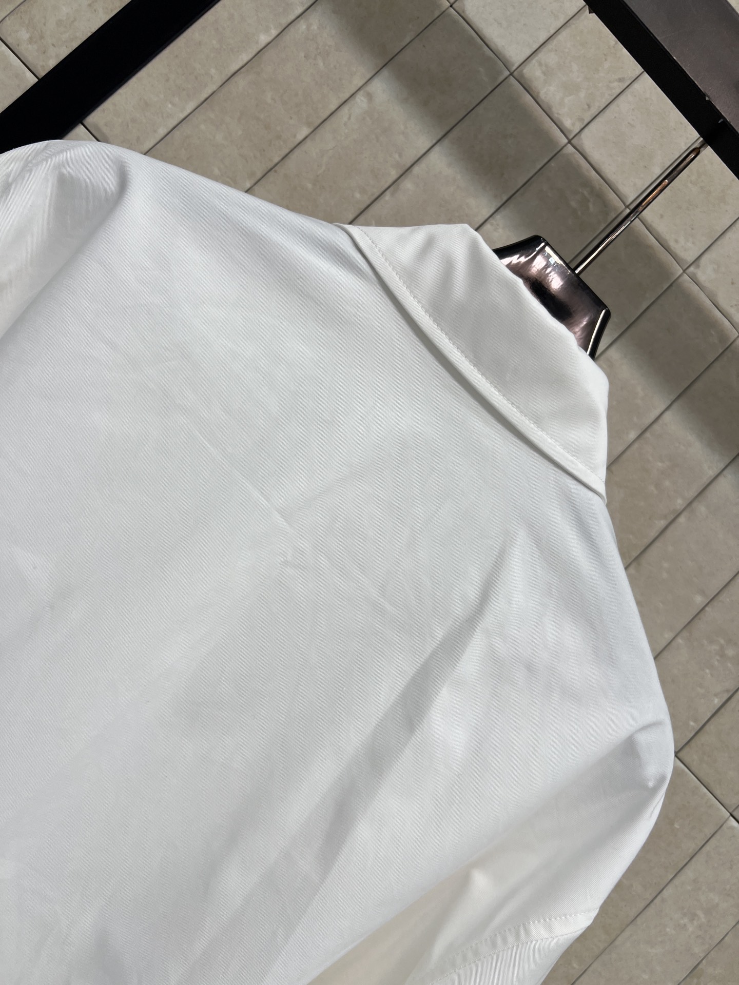 MIU家 26春夏新款 闪钻口袋白衬衫 高质量纯棉面料 短款翻领高腰设计 落肩宽松廓形藏肉显瘦 胸前口袋