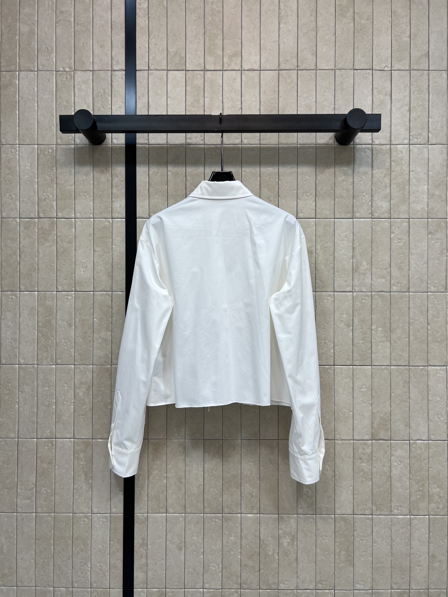 MIU家 26春夏新款 闪钻口袋白衬衫 高质量纯棉面料 短款翻领高腰设计 落肩宽松廓形藏肉显瘦 胸前口袋