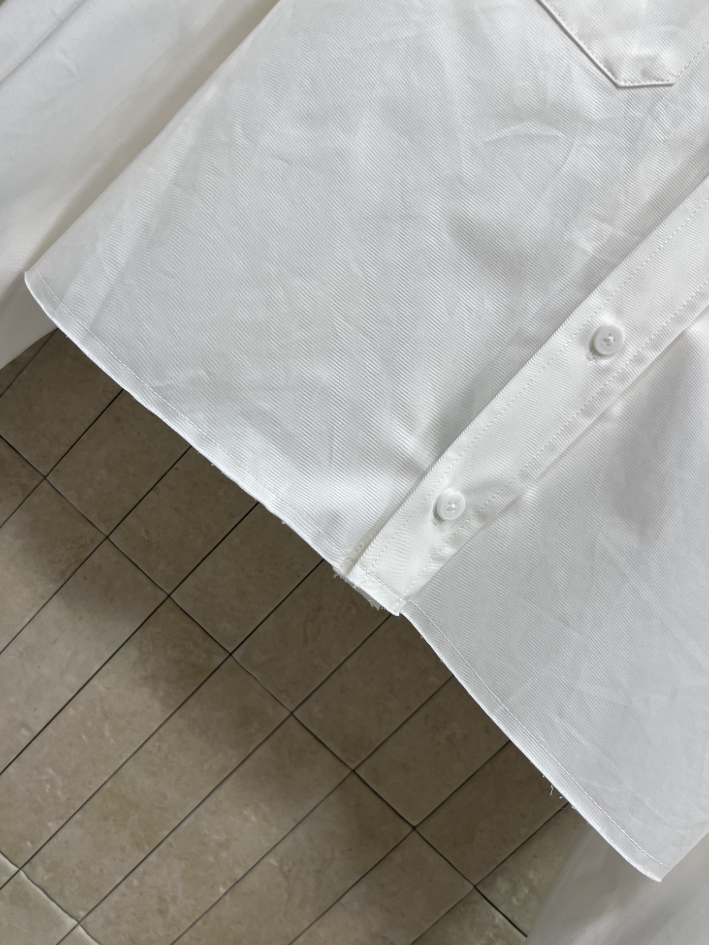 MIU家 26春夏新款 闪钻口袋白衬衫 高质量纯棉面料 短款翻领高腰设计 落肩宽松廓形藏肉显瘦 胸前口袋