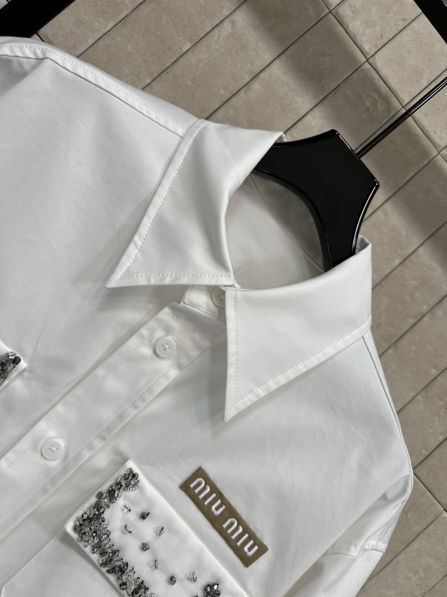 MIU家 26春夏新款 闪钻口袋白衬衫 高质量纯棉面料 短款翻领高腰设计 落肩宽松廓形藏肉显瘦 胸前口袋
