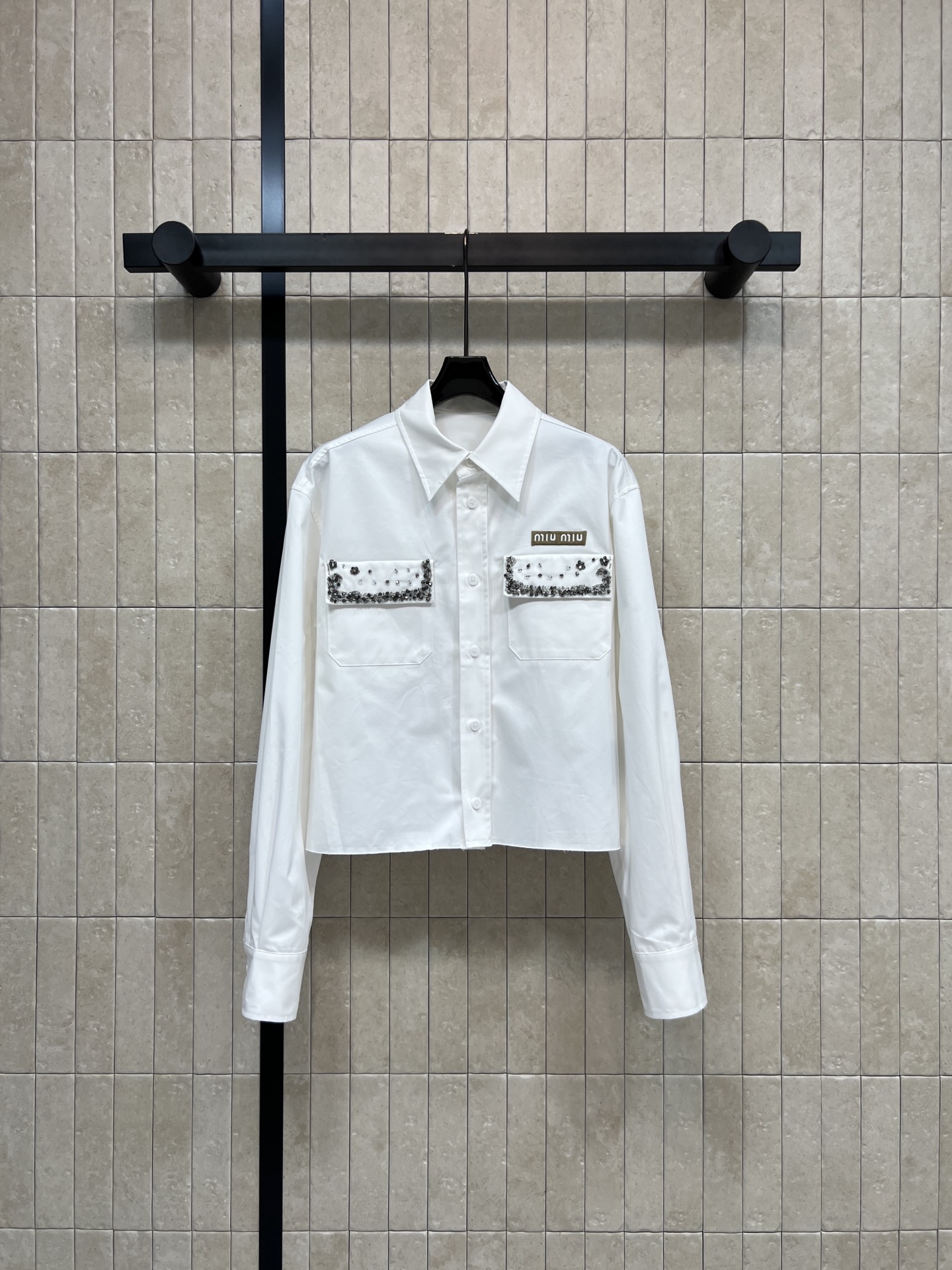 MIU家 26春夏新款 闪钻口袋白衬衫 高质量纯棉面料 短款翻领高腰设计 落肩宽松廓形藏肉显瘦 胸前口袋